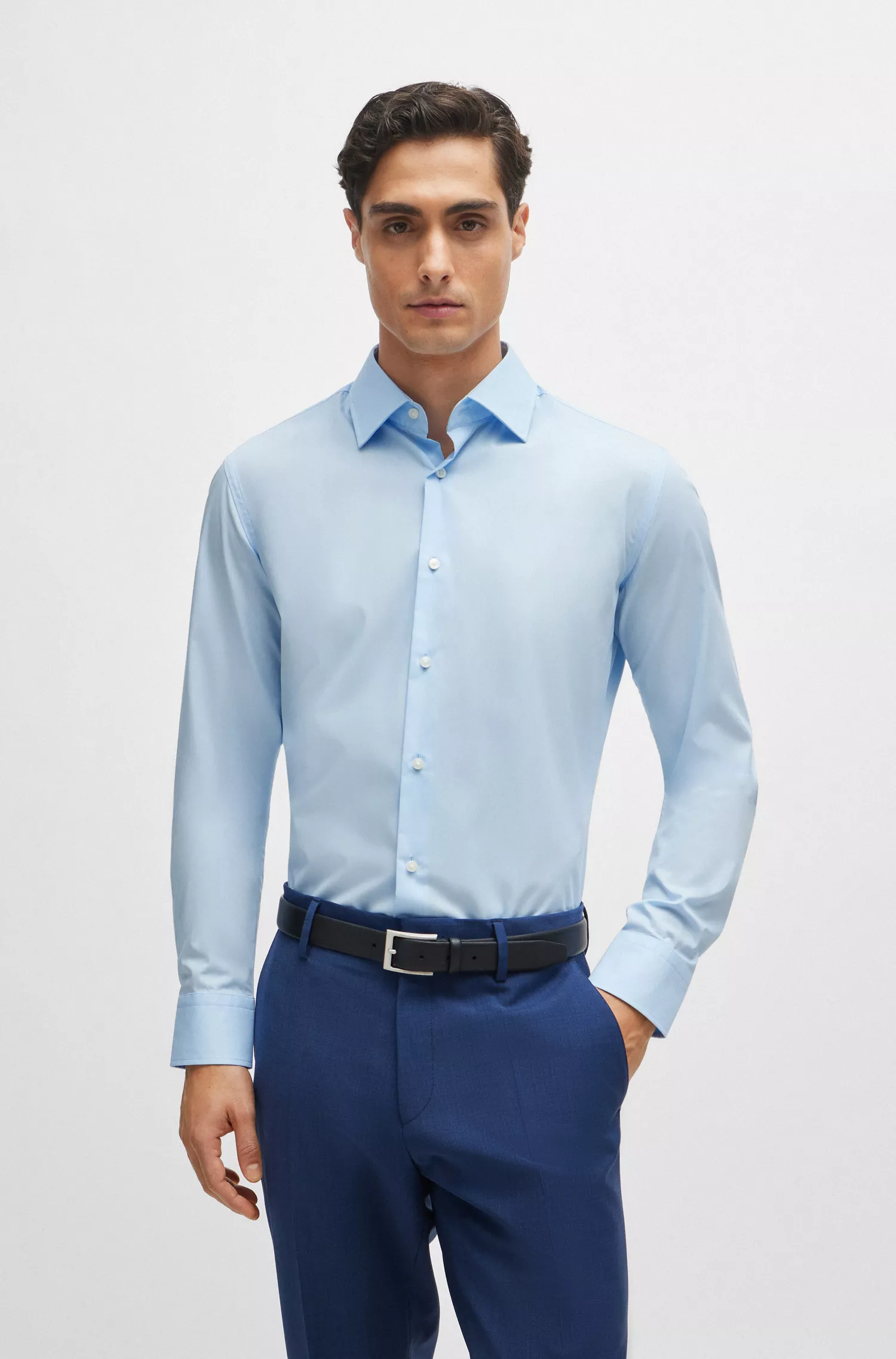 Camisa BOSS preta de corte slim, confeccionada em popeline de algodão elástico de fácil passar.