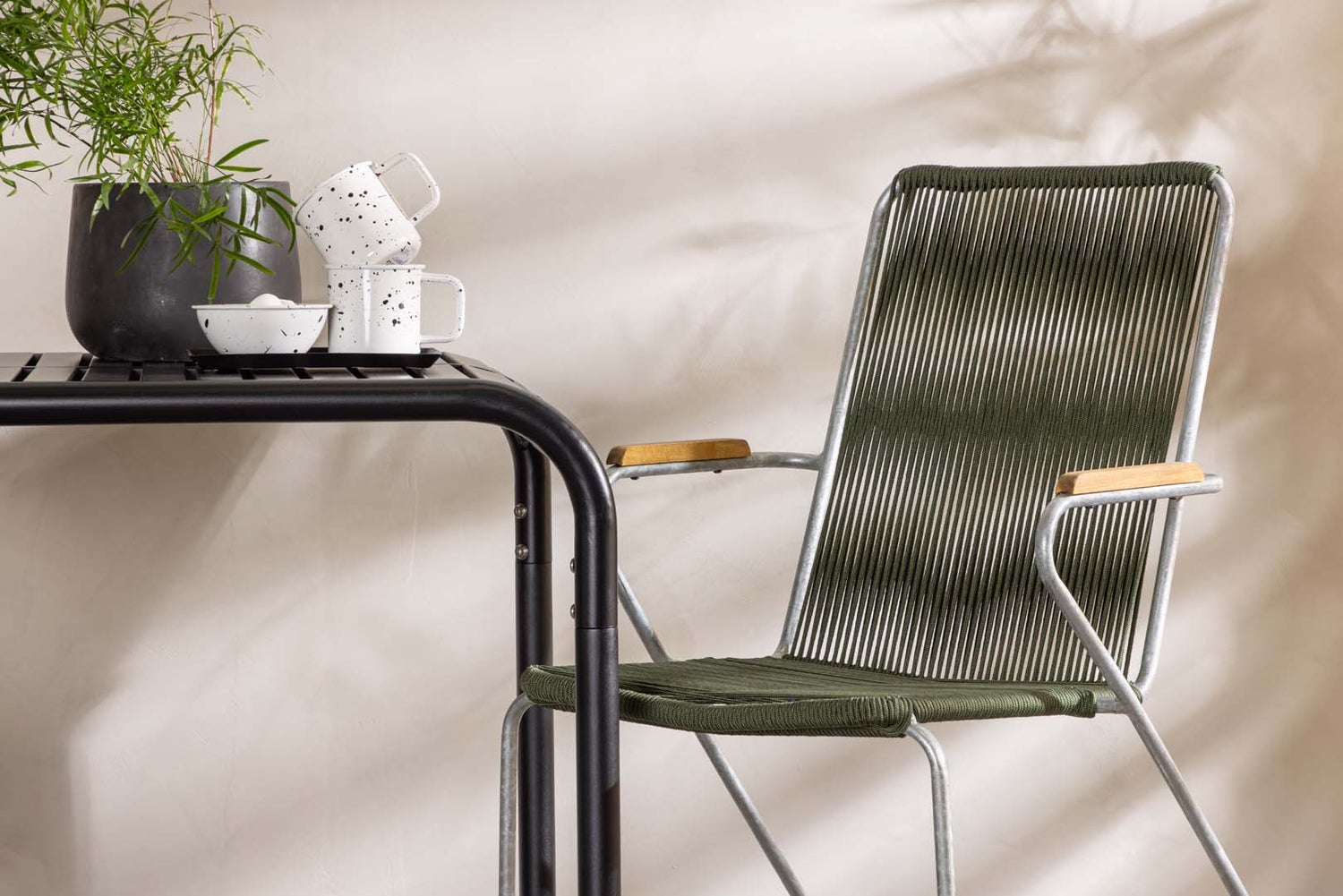 Borneo tuinset: tafel, 2 stoelen, zwart en groen. 70 x 70 x 75 cm