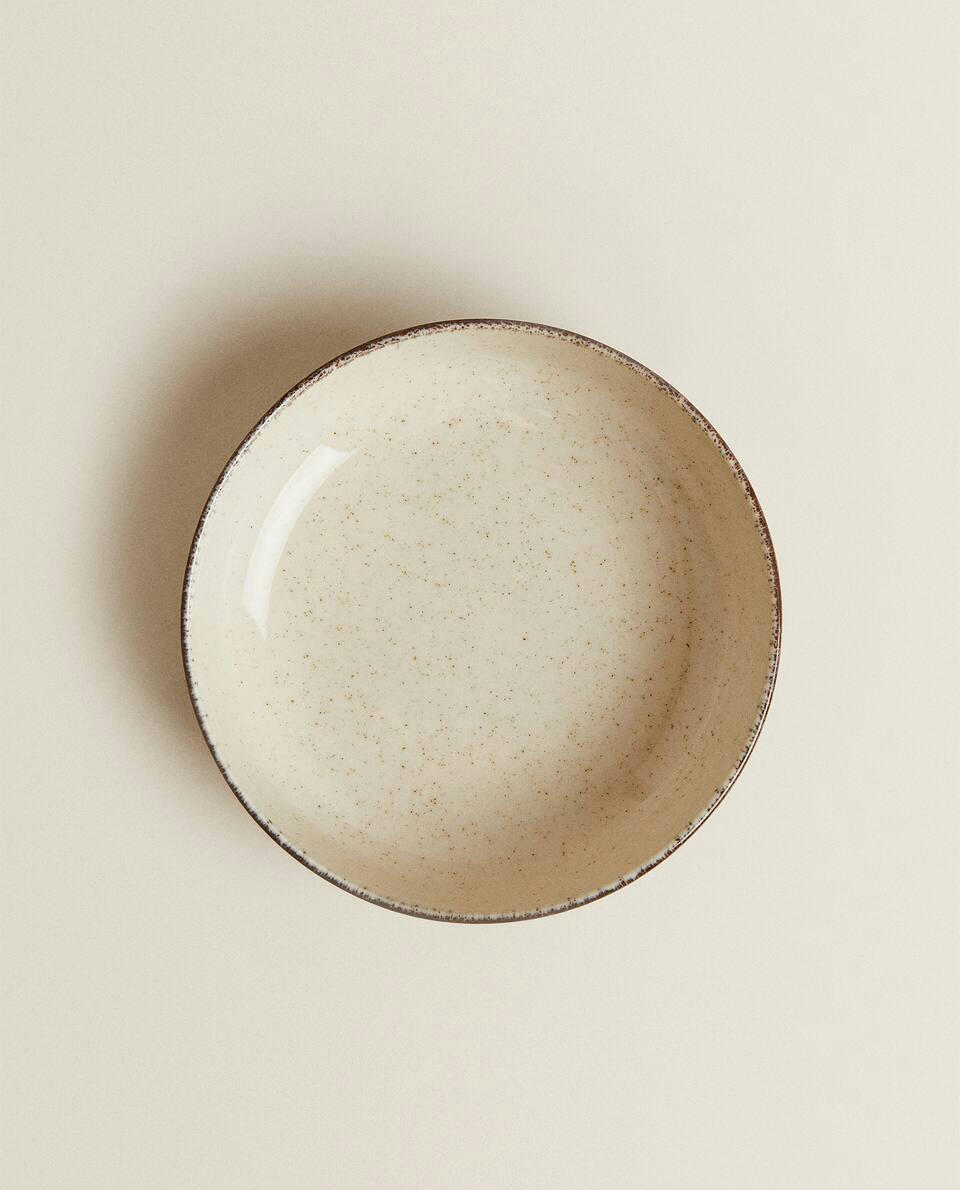 Tigela de porcelana com borda de acabamento antigo