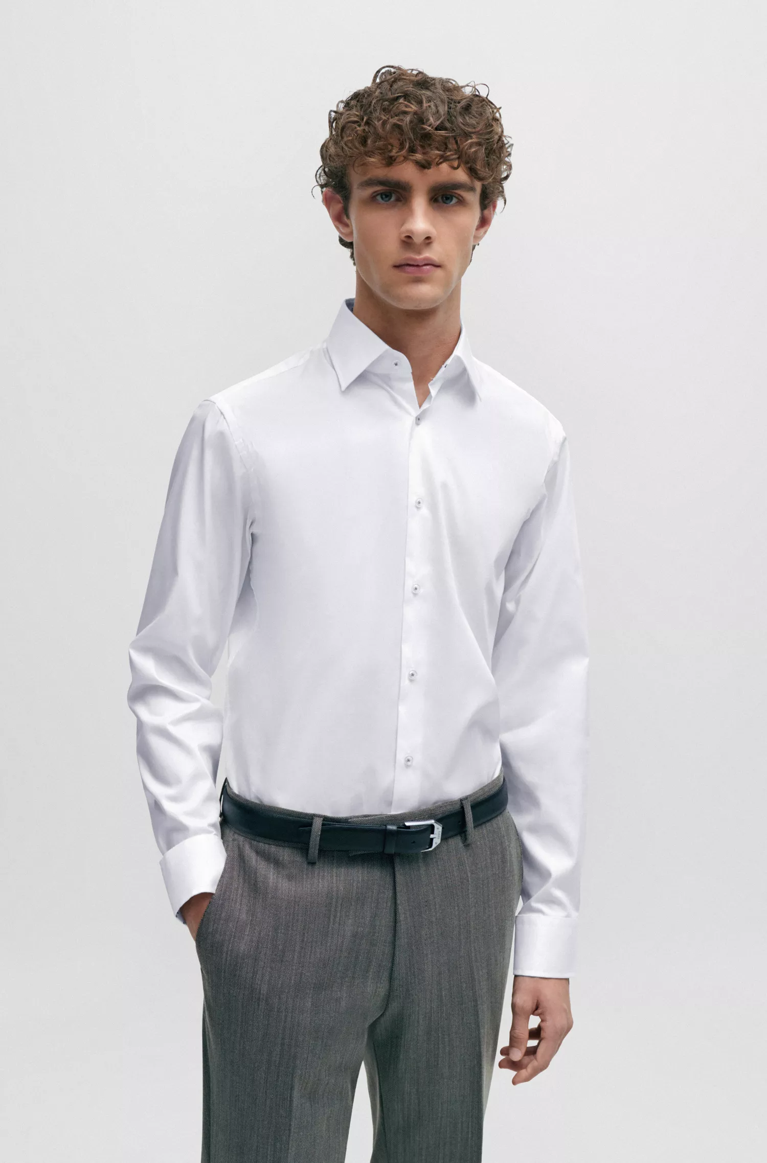 Camisa BOSS preta de corte regular em popeline de algodão fácil de passar.
