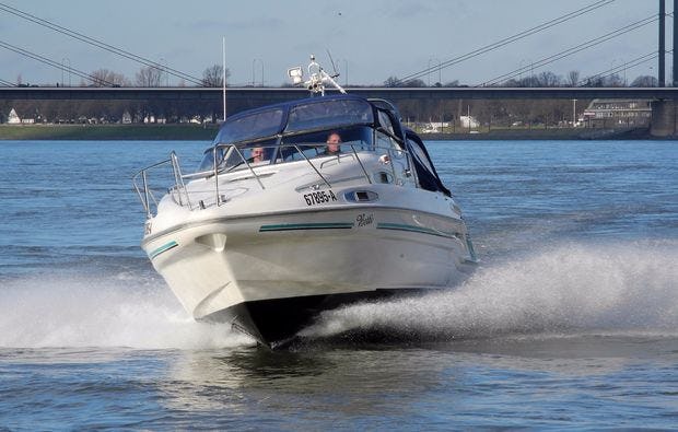 Motorboot fahren in Düsseldorf bei mydays als Geschenkidee