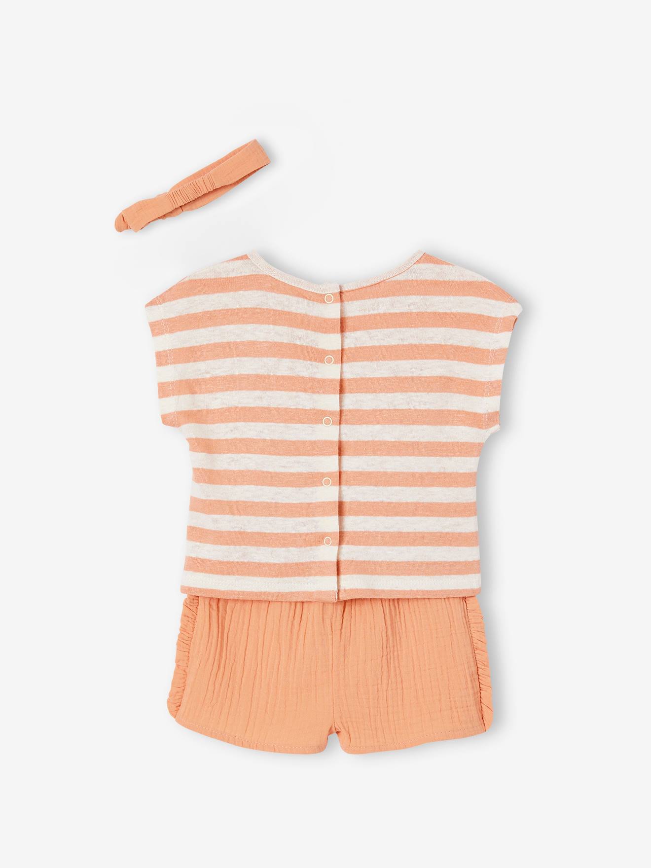 Roupa de bebê: shorts, camiseta listrada e faixa de cabelo verde-acinzentada.