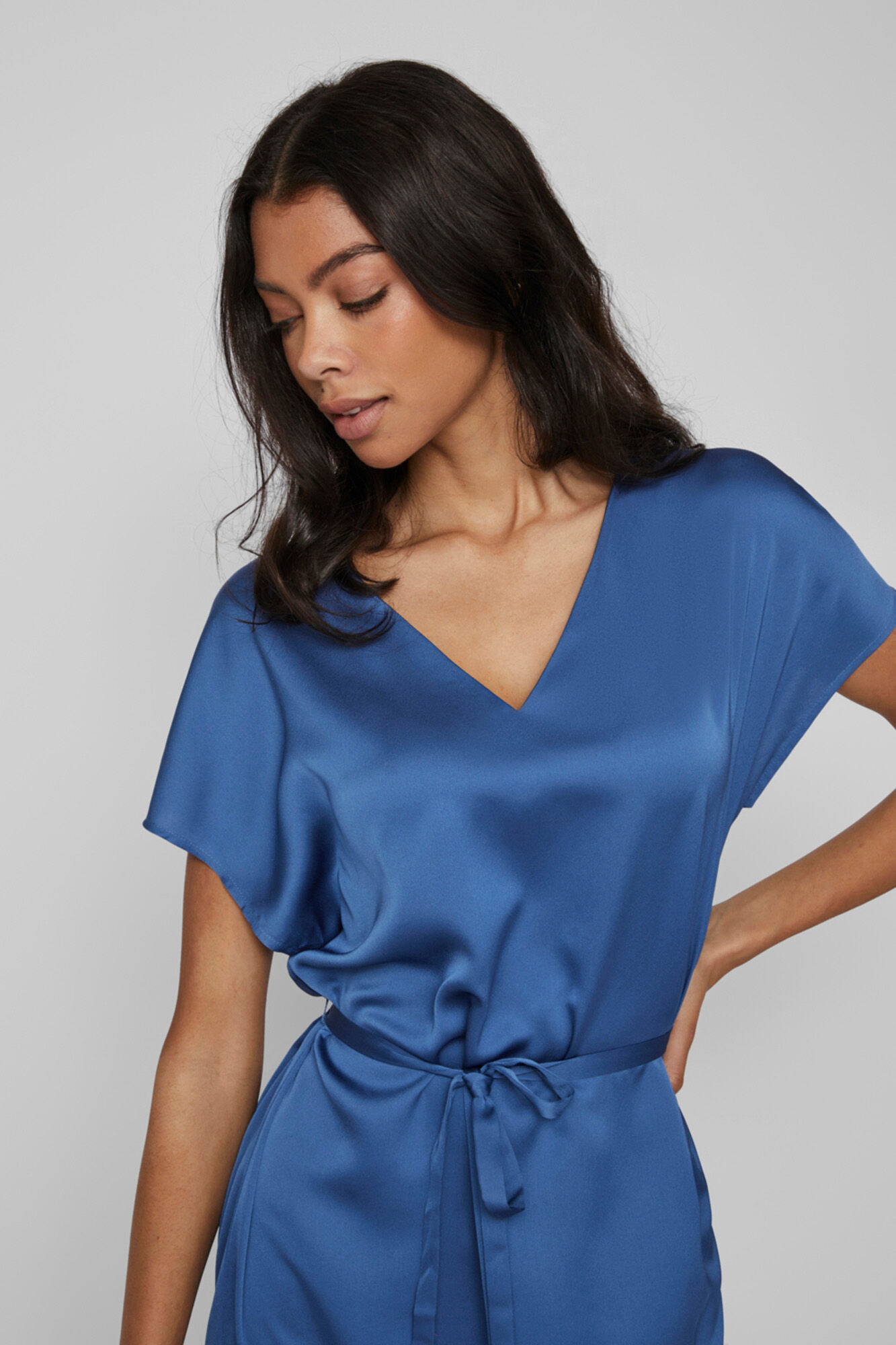 Vestido midi de cetim com mangas curtas - Azul