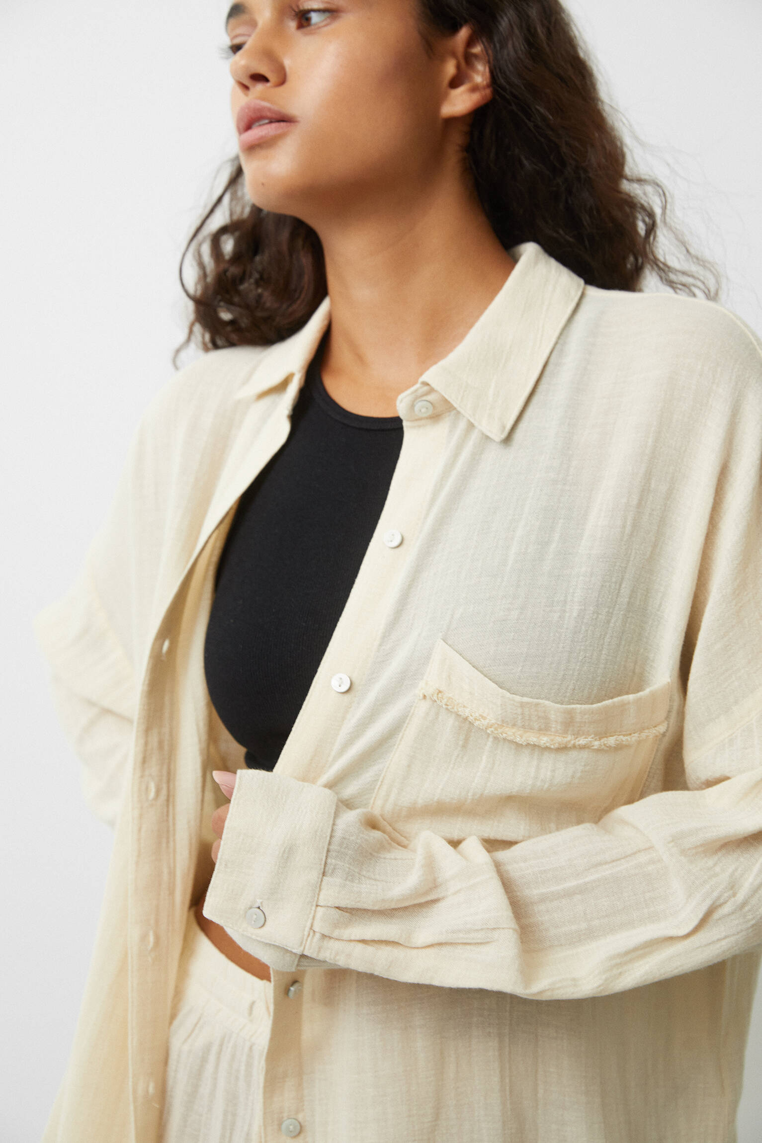 Camisa rústica oversized com bolso e detalhes desfiados - Ice
