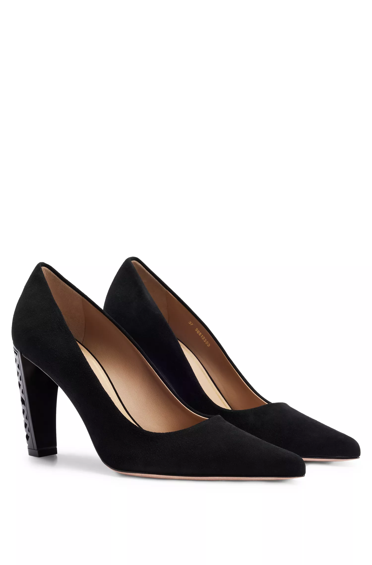 Sapatos de salto BOSS em camurça preta com monograma no calcanhar.