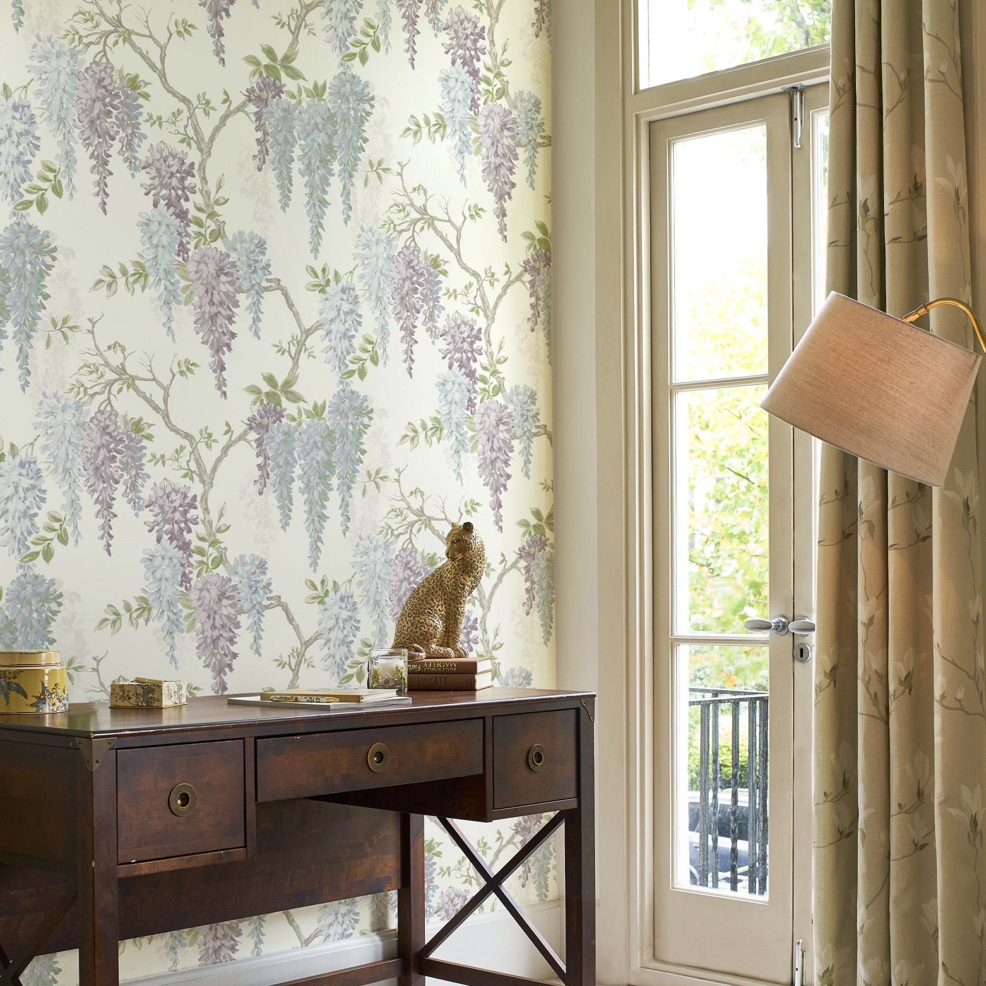 Vliesbehang wisteria garden pale iris