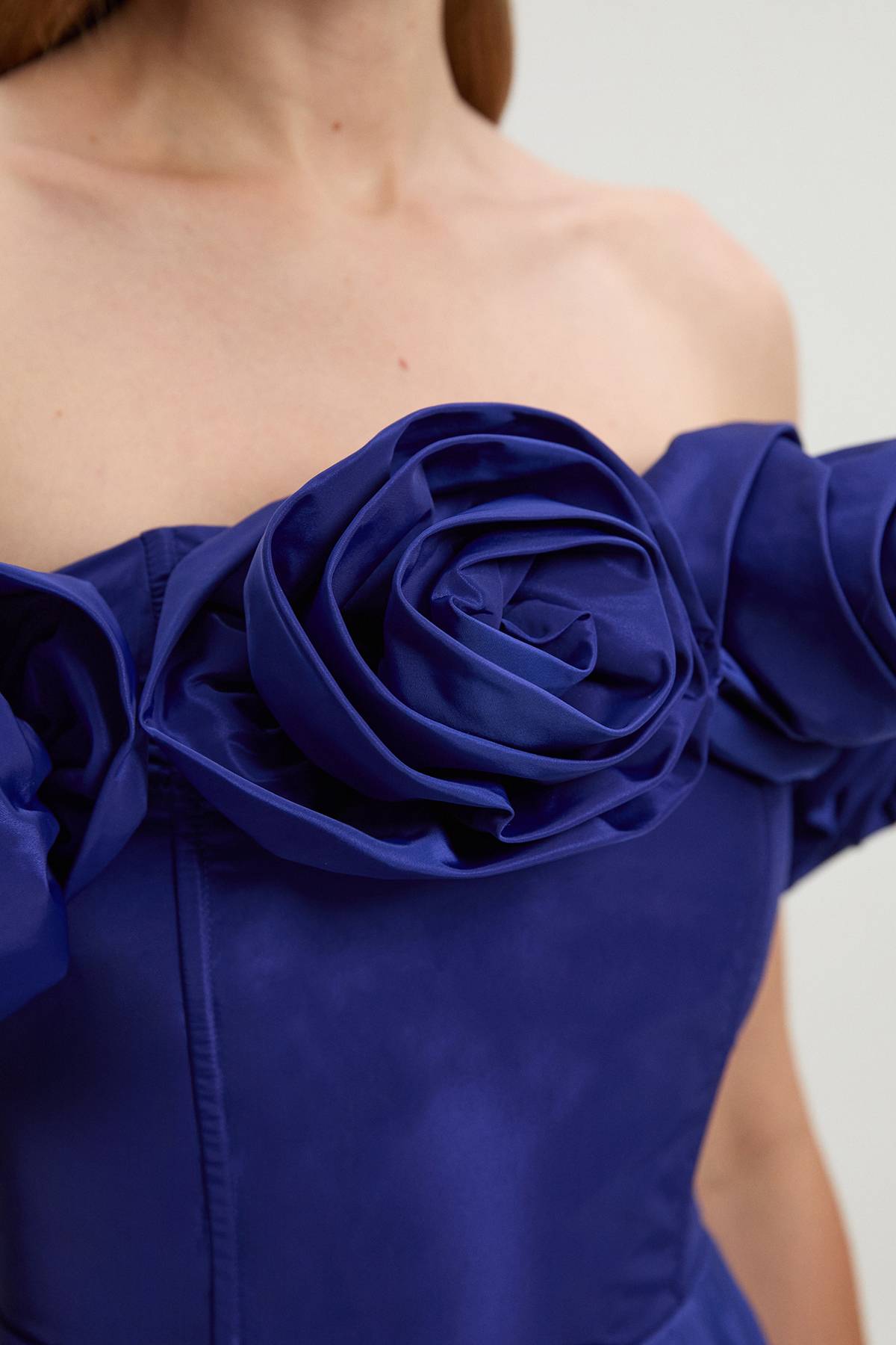 KarenMillen Robe de Bal Maxi Petite en Taffetas avec Rosettes Tissées Drama