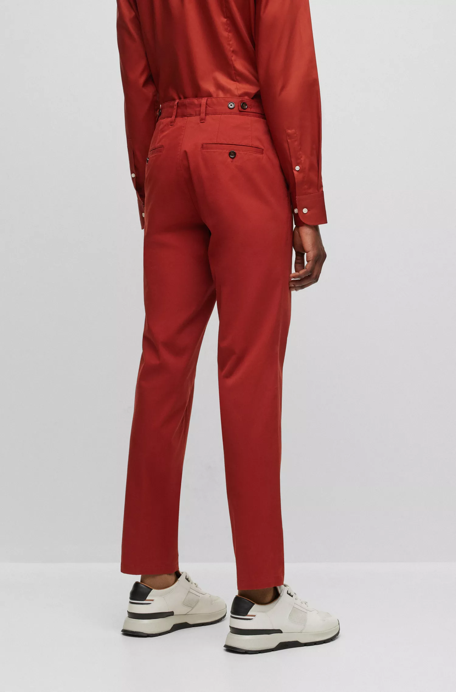 Calça BOSS preta de corte slim, em algodão elástico com a icônica faixa lateral.