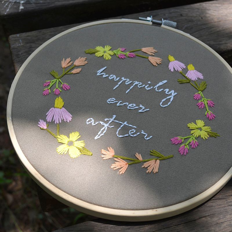 Embroidery Kingdom - DIY-borduurpakket met bloemen