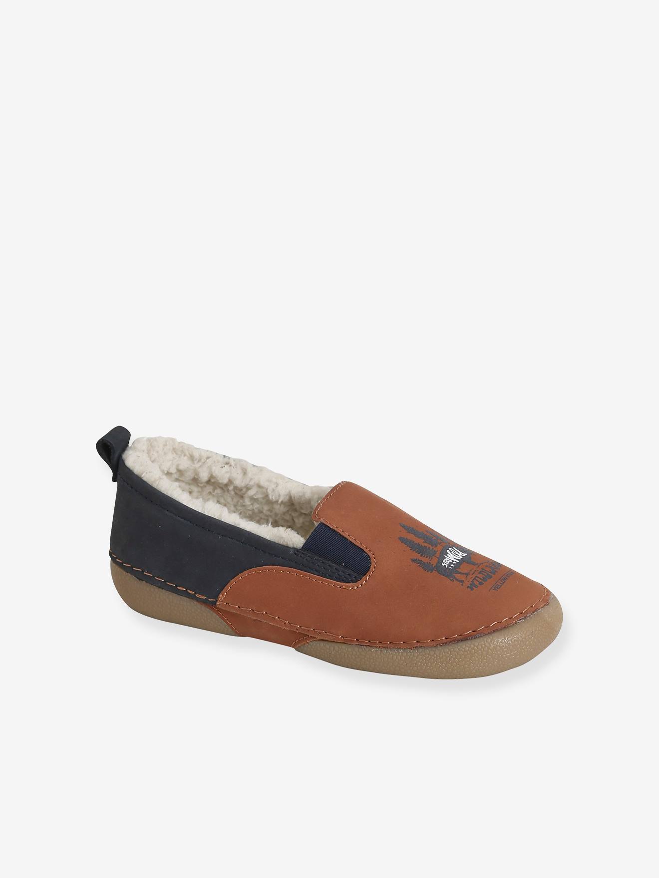 Pantufas de couro forradas para meninos, lisas, marrom escuro com estampas.