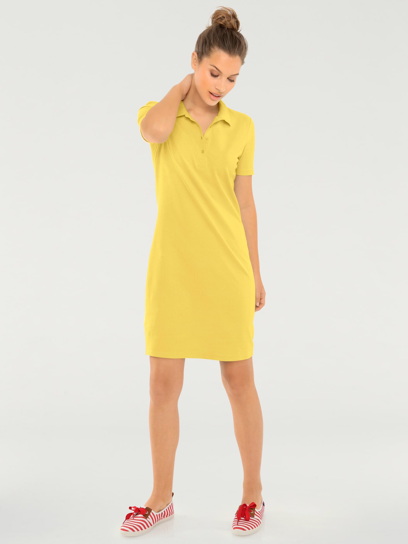 Robe longueur au-dessus du genou, style polo