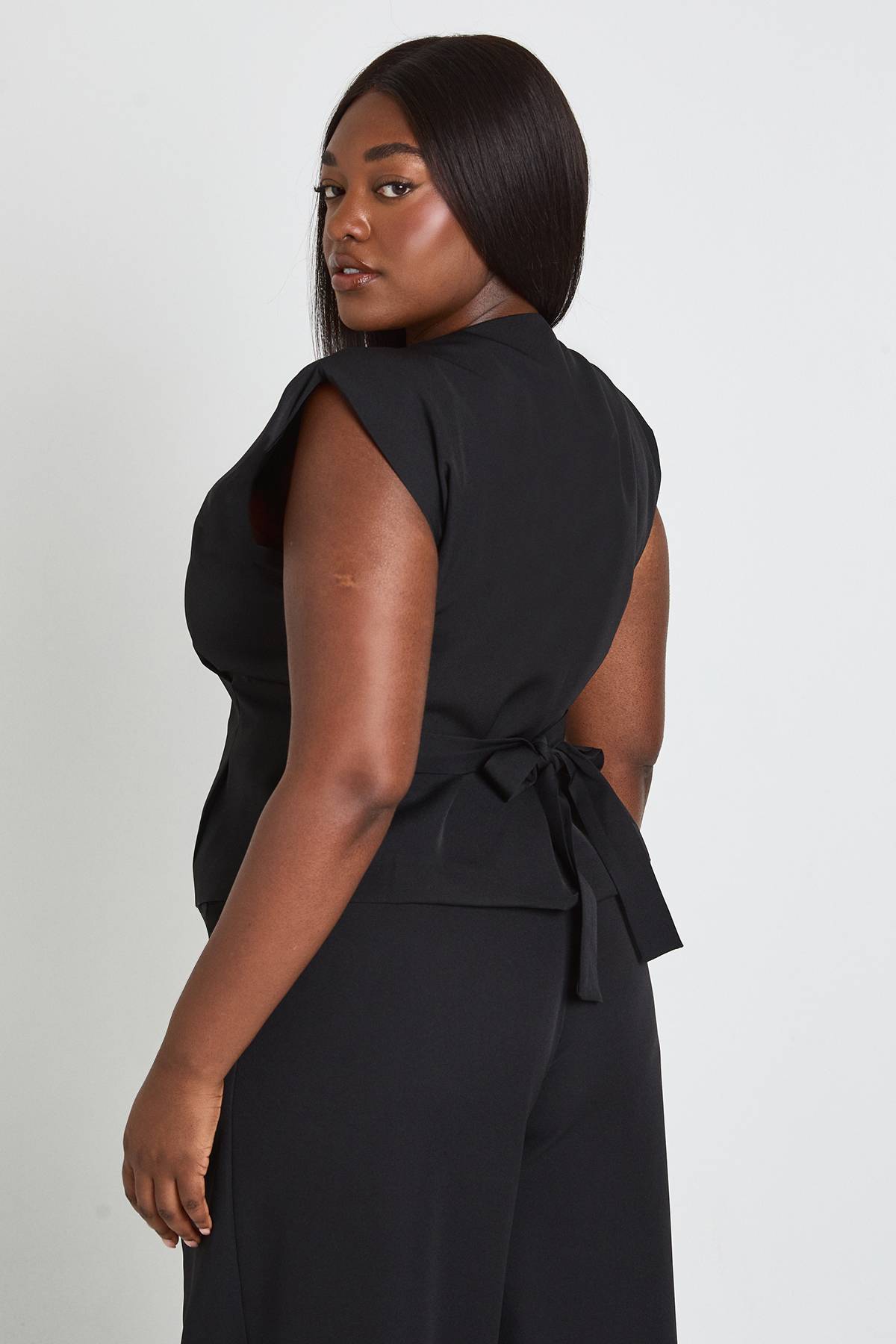 boohoo Gilet Grande Taille Sans Manches À Taille Cintrée