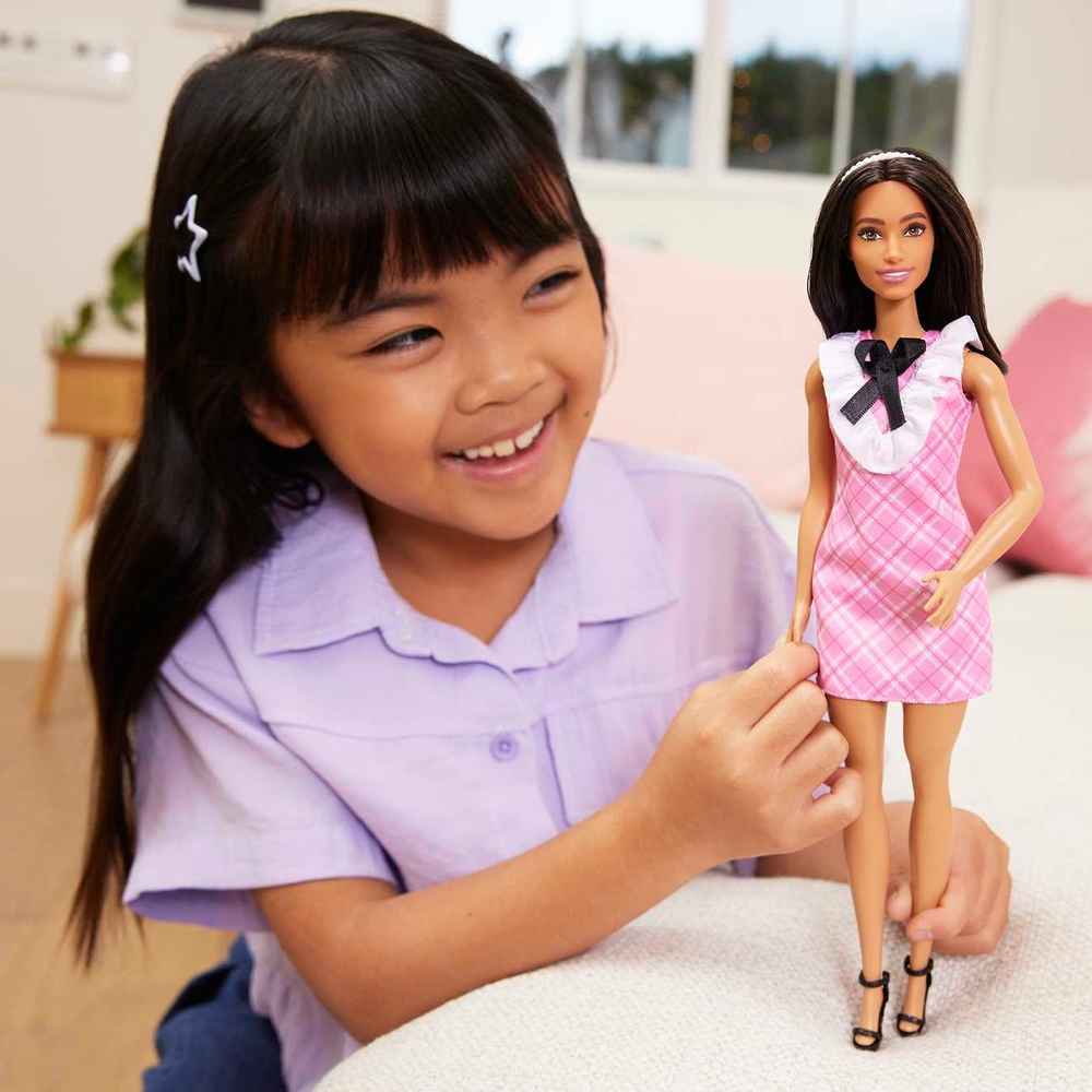 Barbie Fashionistas Puppe 209 mit schwarzem Haar und einem karierten Kleid
