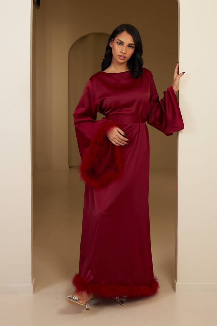 Robe longue rouge satinée et ceinturée à plumes