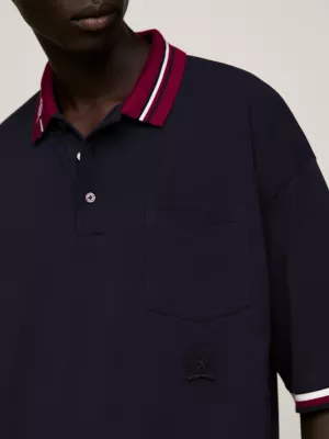 Polo de modelagem relaxada com gola contrastante