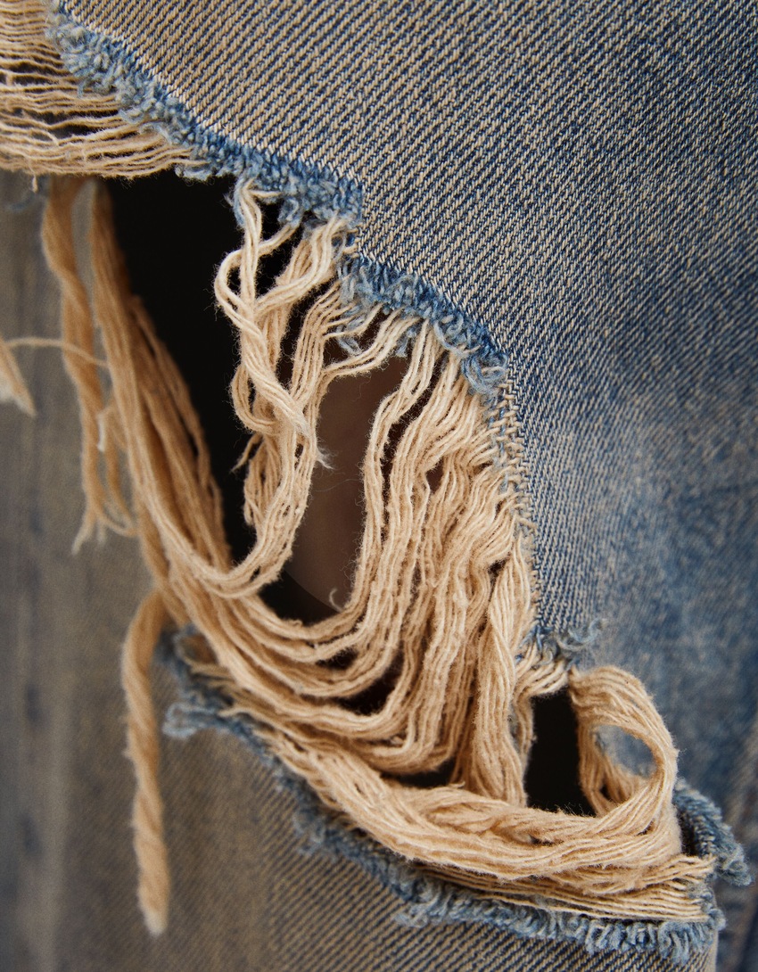 Jeans desbotados, rasgados e super folgados