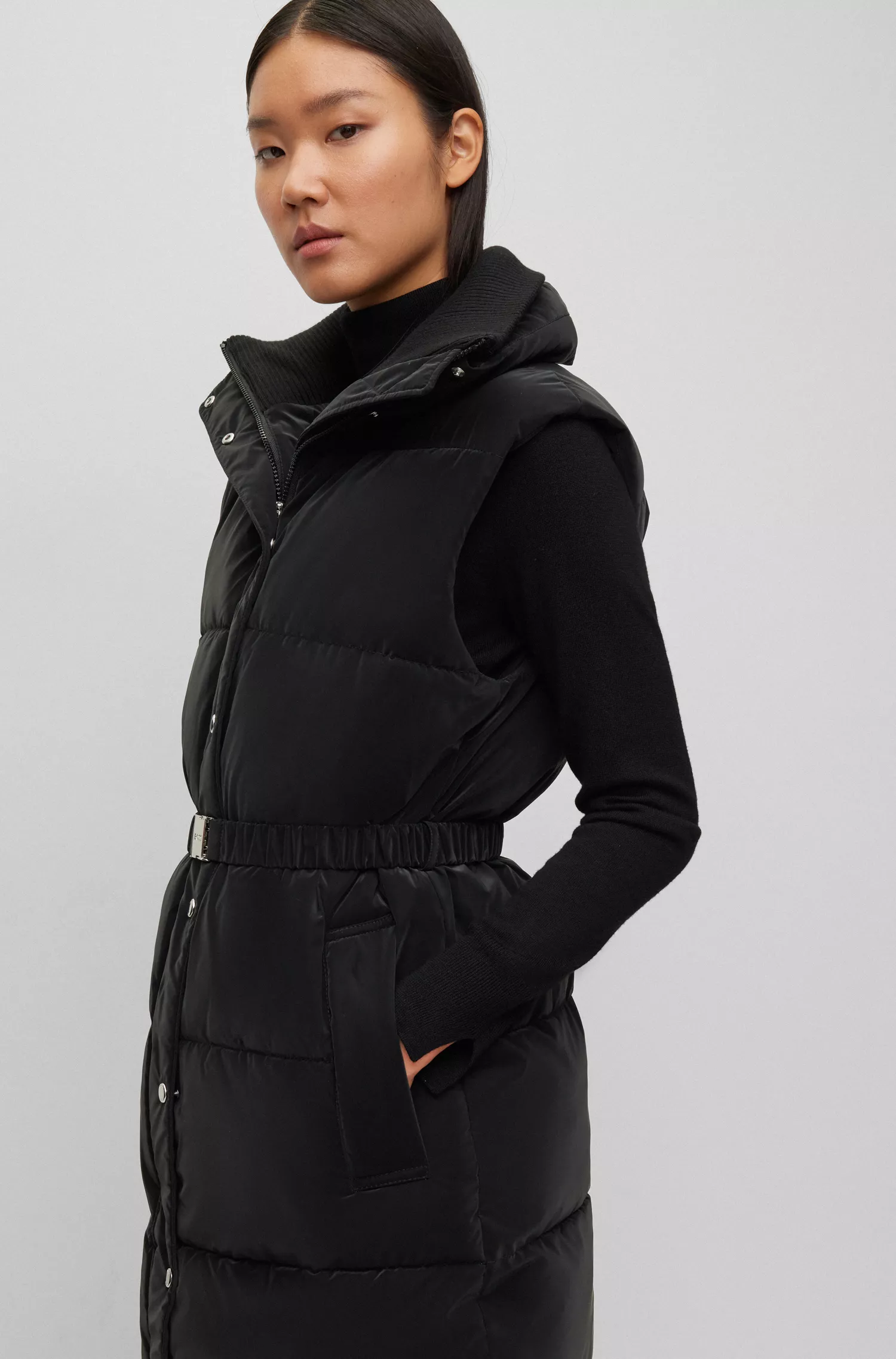 Colete puffer preto longo da BOSS com cinto de fivela