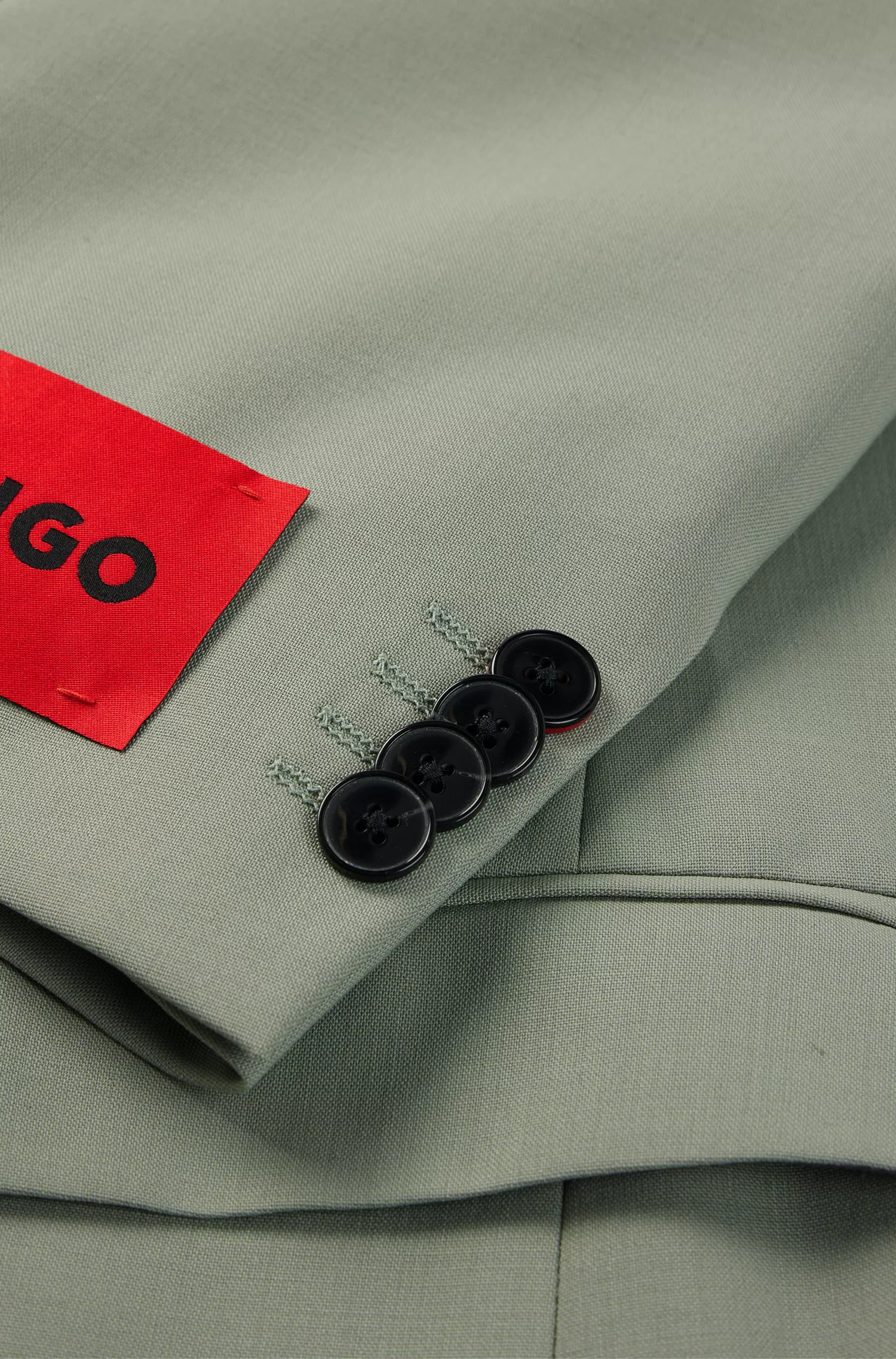 Terno HUGO vermelho, corte slim, em tecido elástico de alta performance.