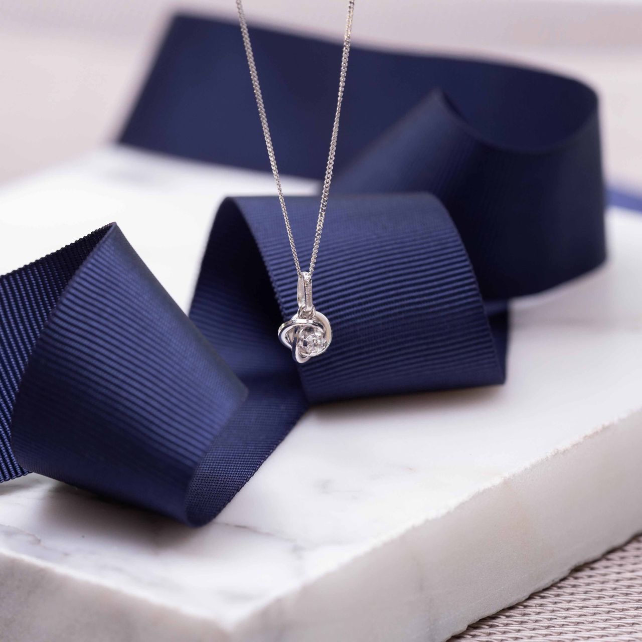 9 Karaat ketting met hanger knoop met zirkonia
