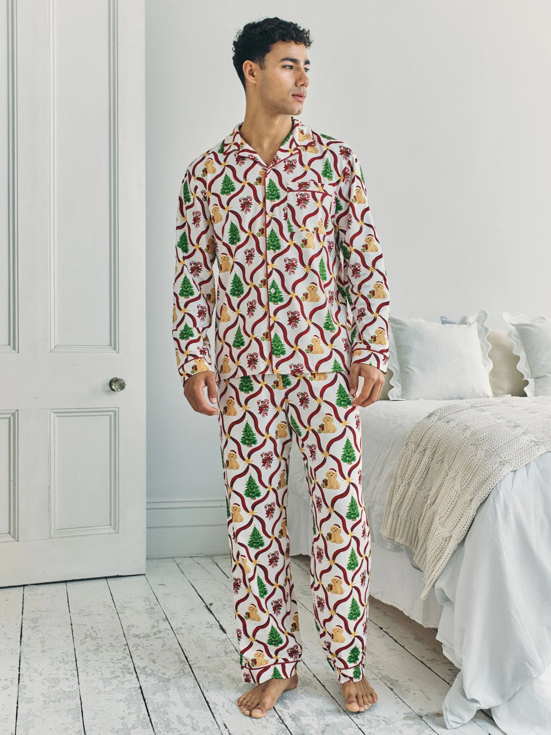 Chelsea Peers lange pyjama met kerstboom en hond