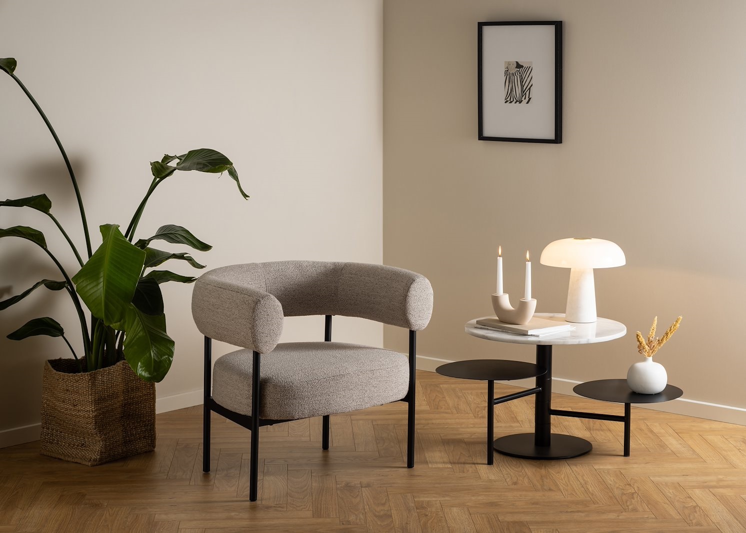 Lahti sofabordsett Polert hvit marmor med matt svart pulverlakkert stålunderstell og to små bord med matt svart pulverlakkert stålunderstell. Med dreiefunksjon. Sett av 3 bord. Ø60x45, Ø40x35 & Ø40x25.