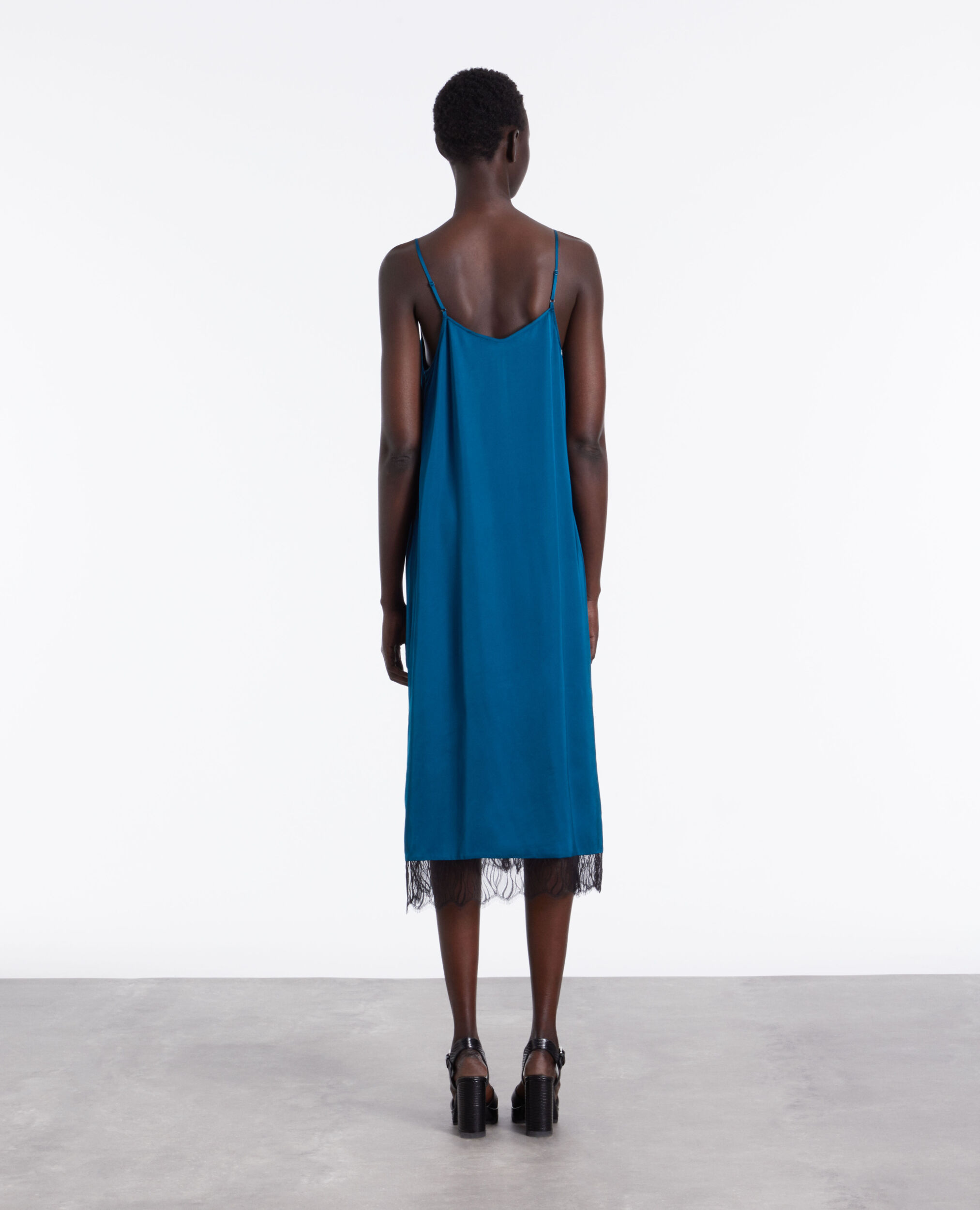Robe nuisette longue bleue avec détails en dentelle