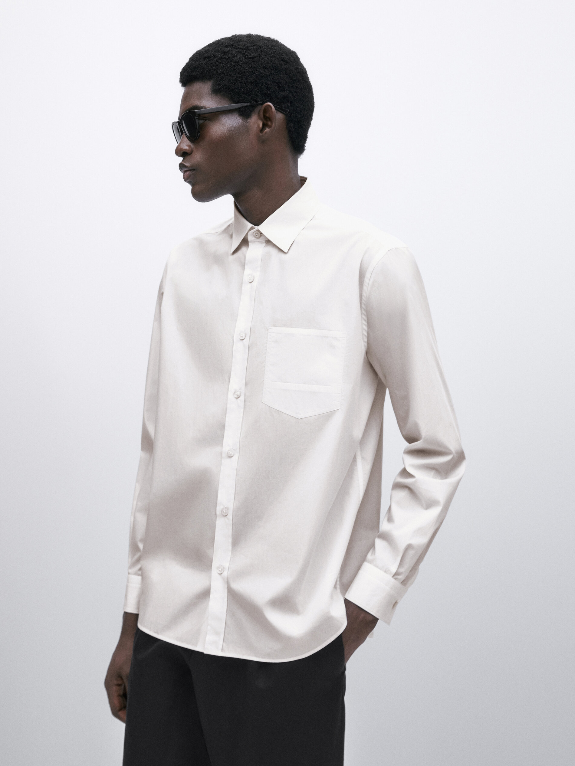 Camisa de algodão com botões e modelagem relaxada - Studio - BRANCA