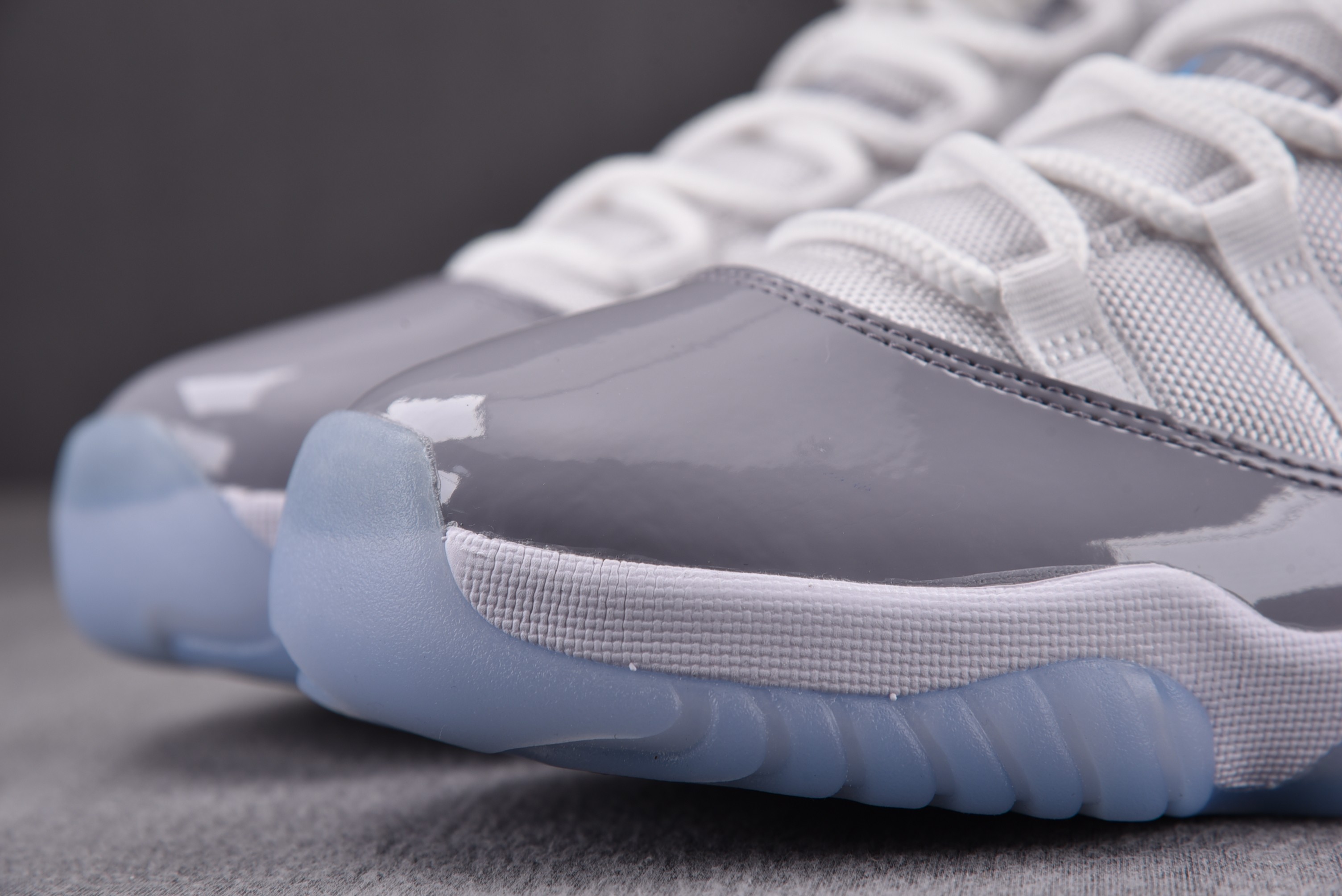Jordan 11 Retro Low Cement Grey
