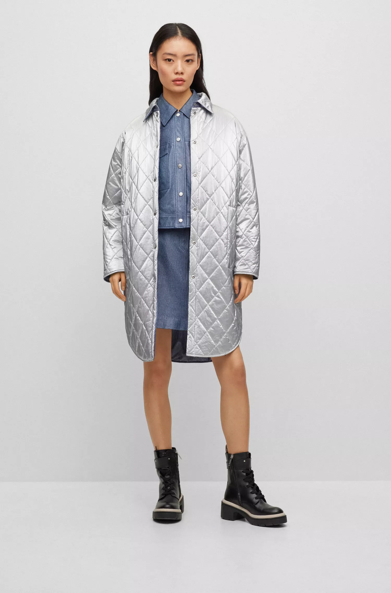 Jaqueta acolchoada reversível BOSS preta com detalhes em jeans e prata.