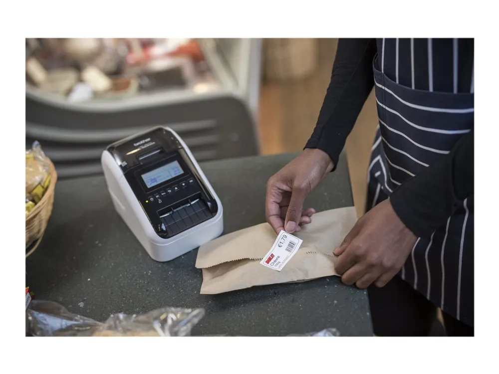 Brother QL-820NWB - Etiketprinter - to-farvet (monokrom) - direkte termisk - Rulle (6,2 cm) - 300 x 600 dpi - op til 110 etiketter/min. - USB 2.0, LAN, Wi-Fi(n), USB vært, Bluetooth 2.1 EDR - skærer - lysende sort, hvid
