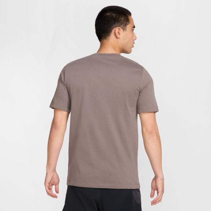 Nike Herre T-shirts Dri-FIT Trail Logo SS Tee Brun