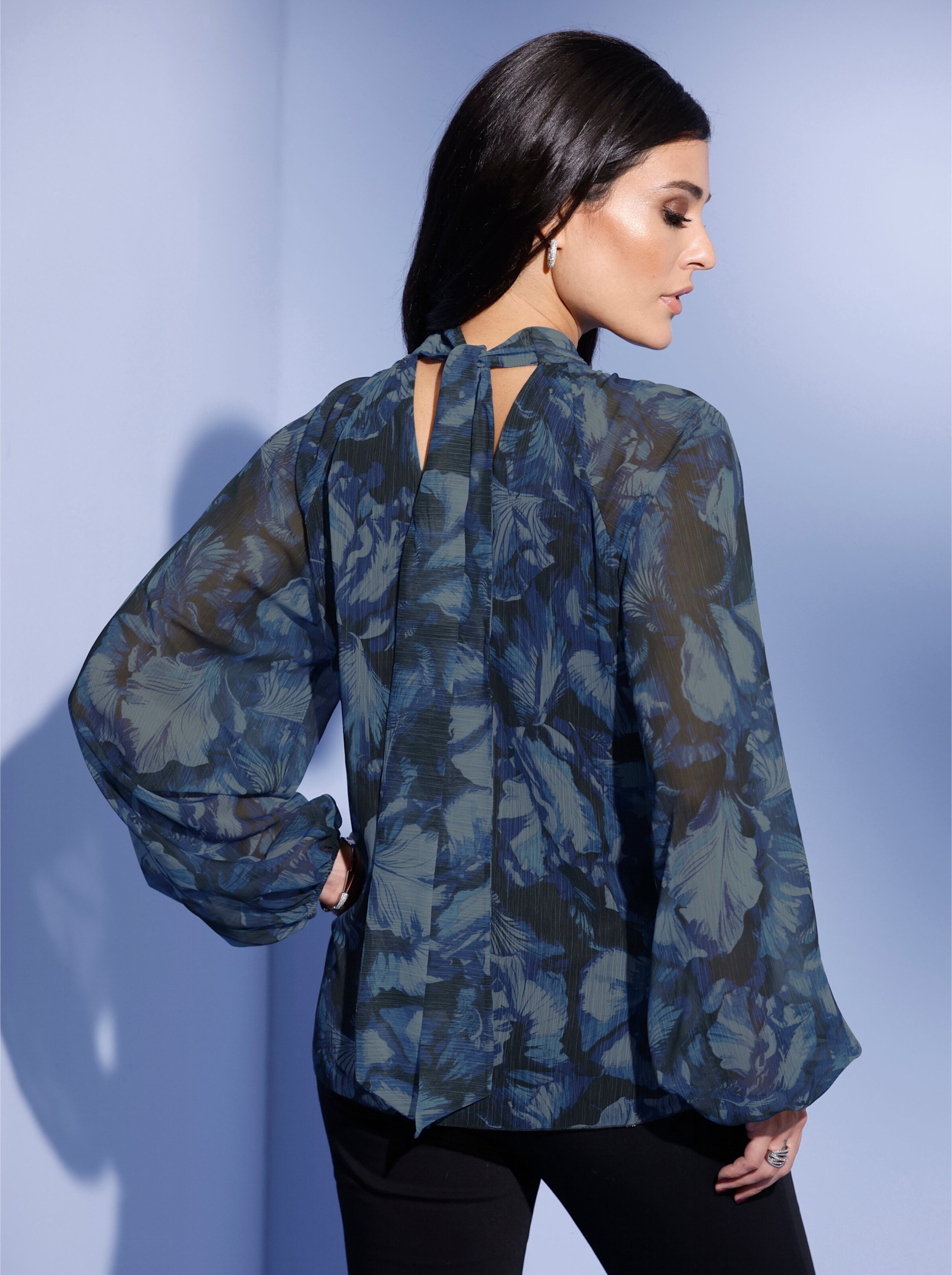 Druckbluse in schwarz-royalblau-bedruckt