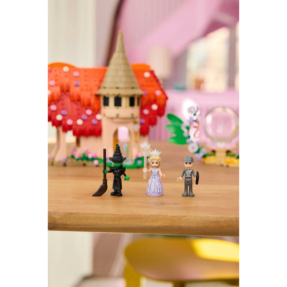 LEGO Wicked Glinda en Elphaba bezoeken Munchkinland 75690