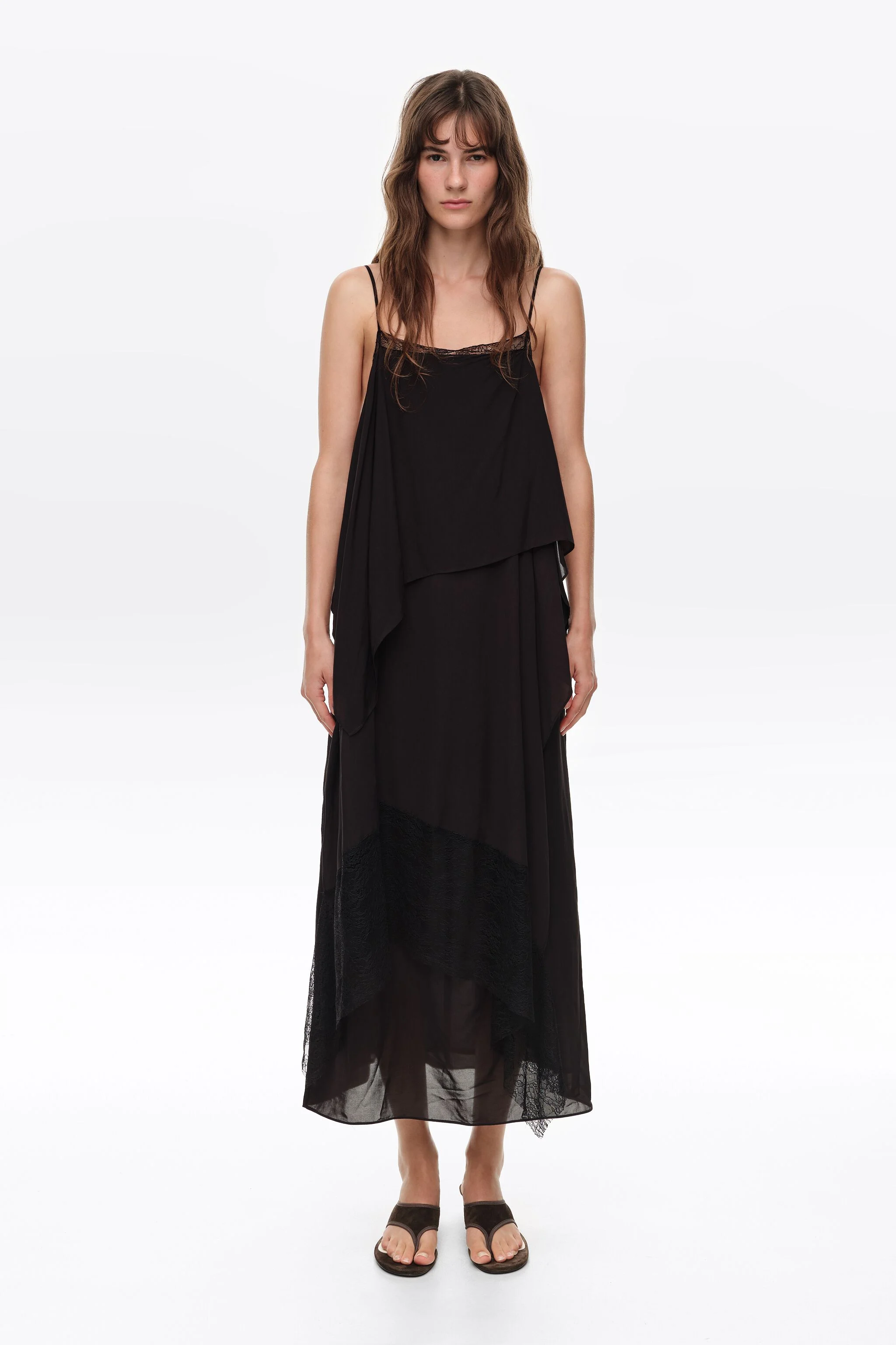 Vestido preto fluido com camadas