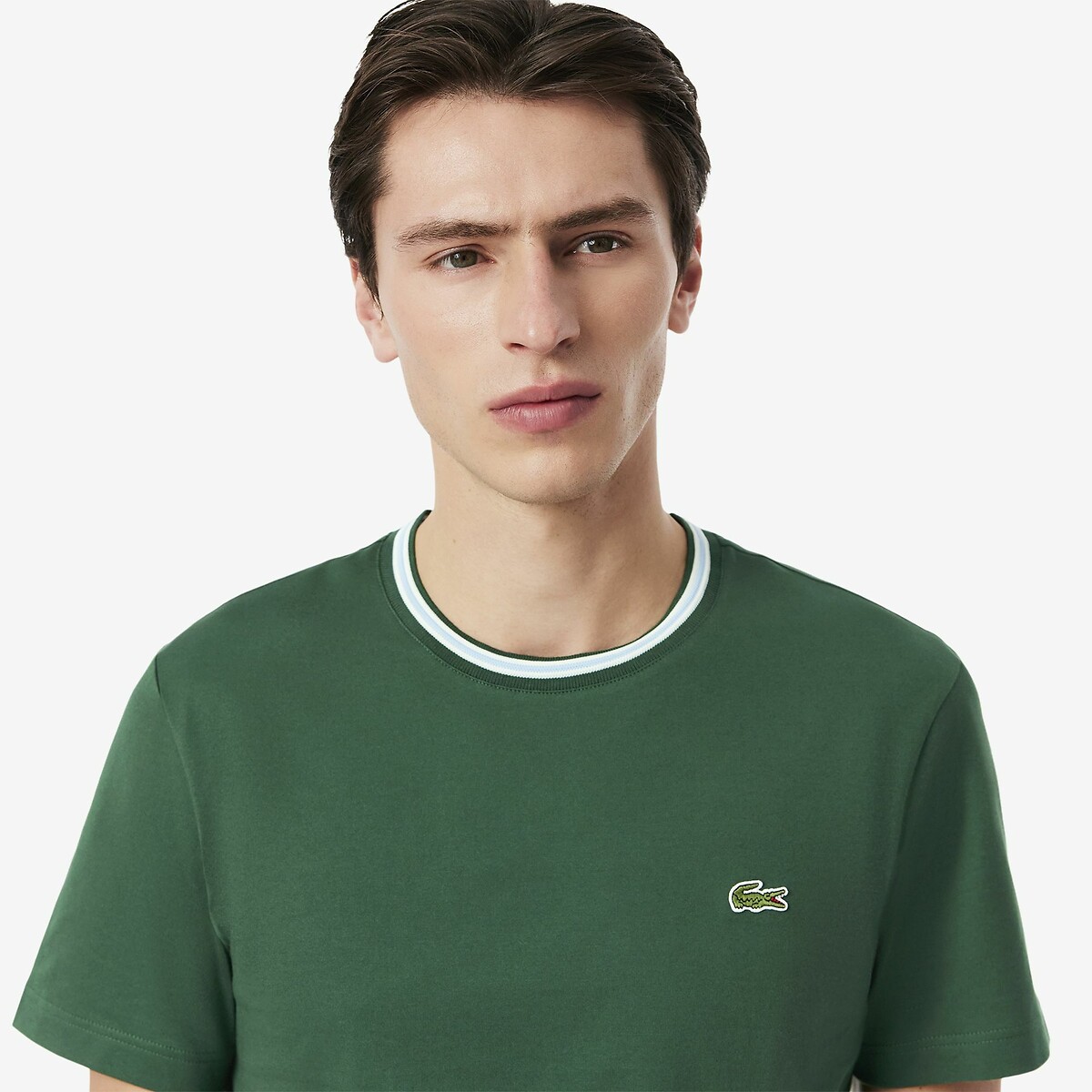 Camiseta LACOSTE com listras na gola. Modelagem regular.