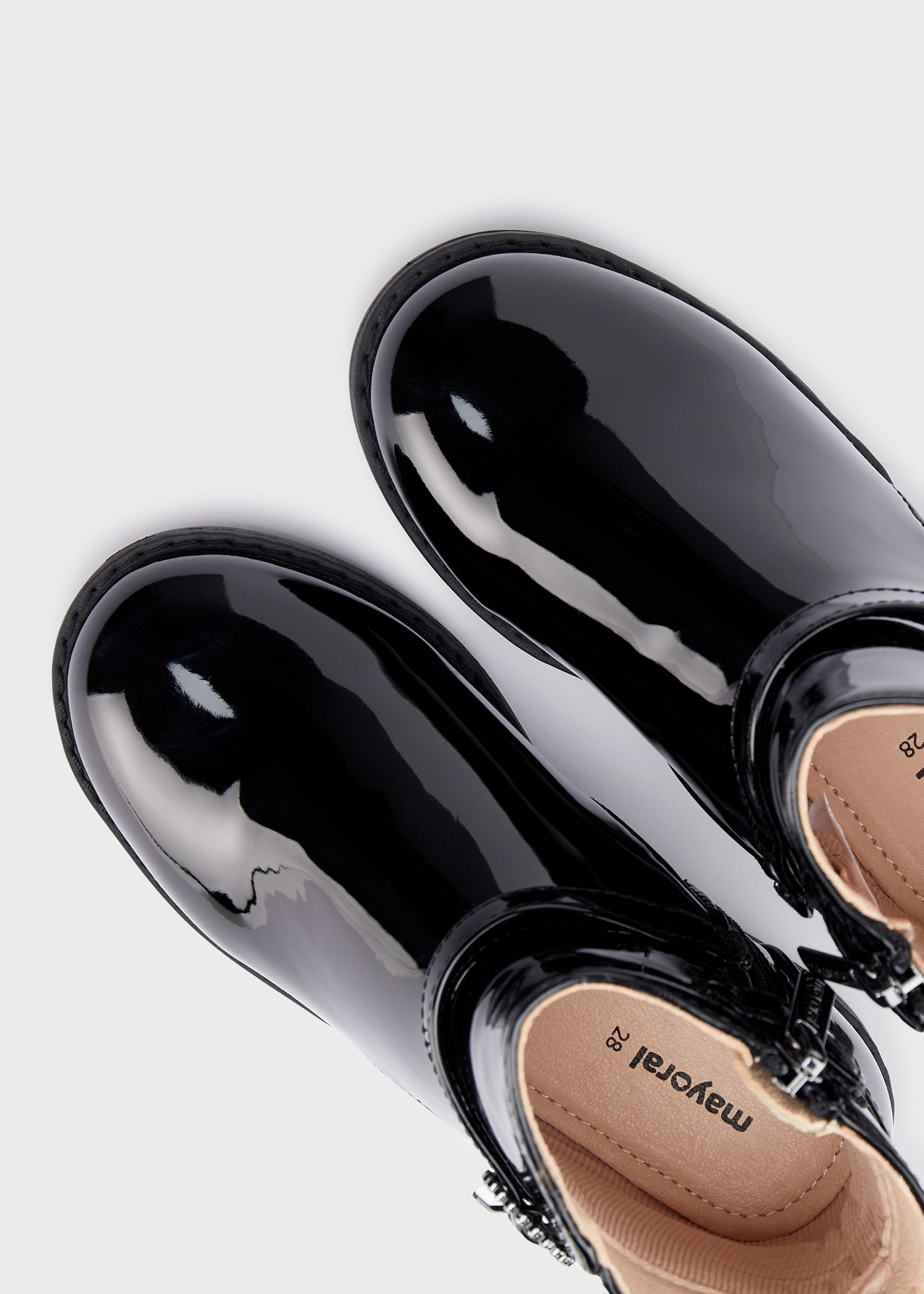 Botas de cano curto em verniz para meninas
