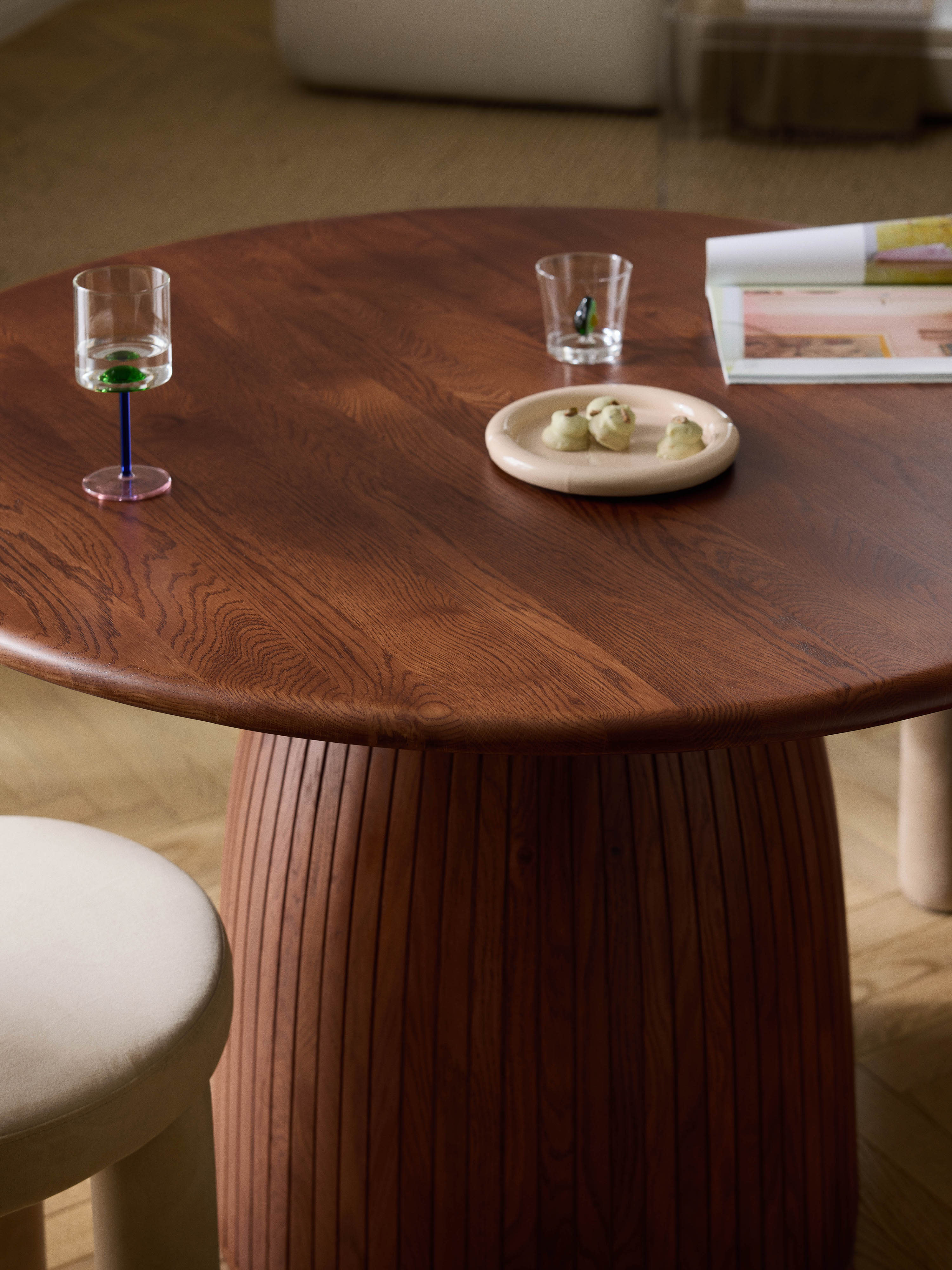 Ronde eettafel Nelly met groefstructuur, in verschillende formaten