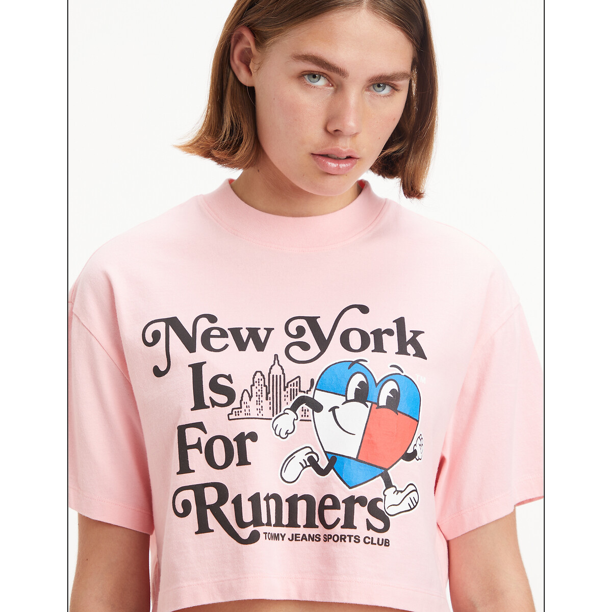 TOMMY JEANS<br>Camiseta cropped com gola redonda, mangas curtas e estampa na frente