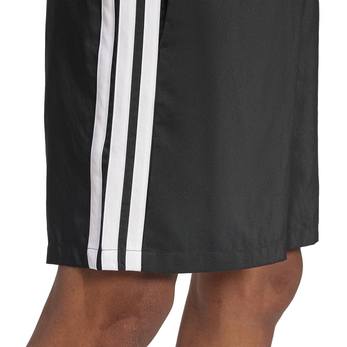 ADIDAS ROUPAS ESPORTIVAS<br>Shorts Chelsea Essenciais com 3 listras