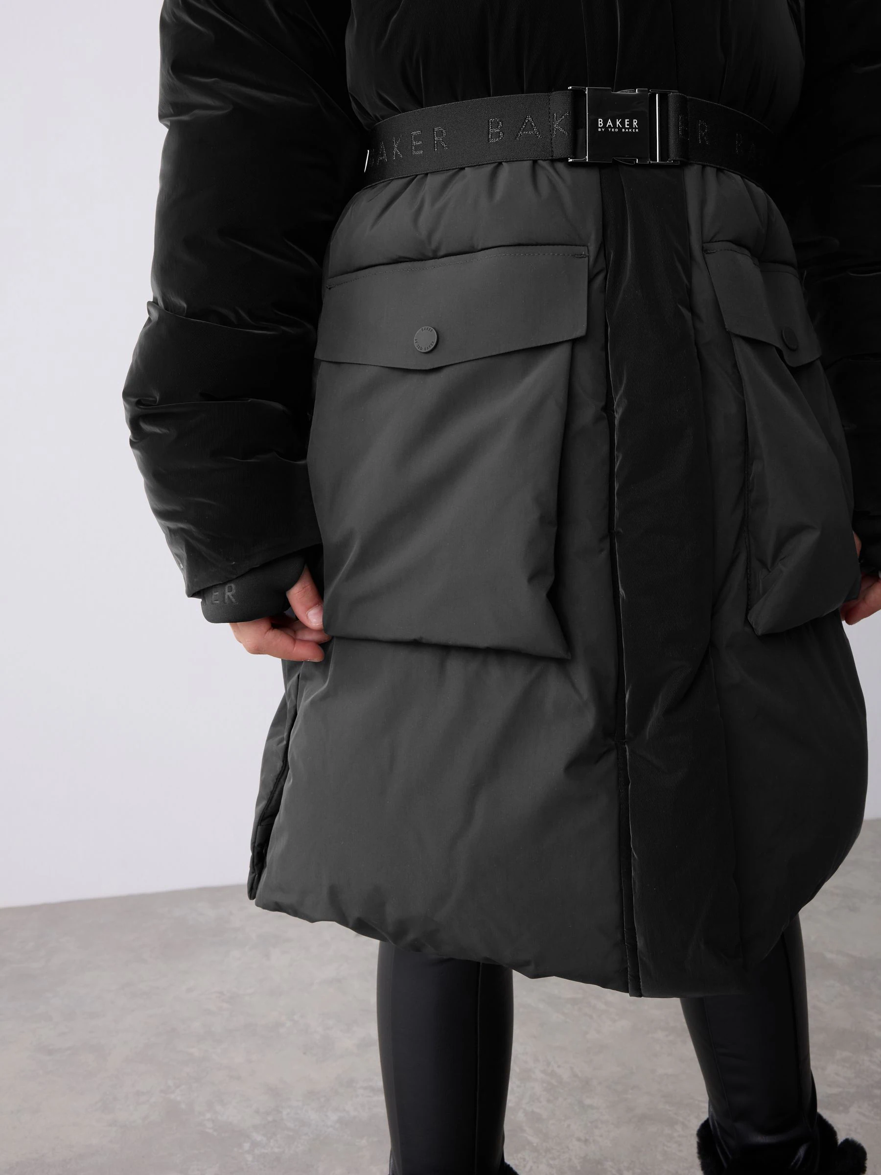 Baker by Ted Baker - Lange gewatteerde zwarte regenbestendige parka met riem