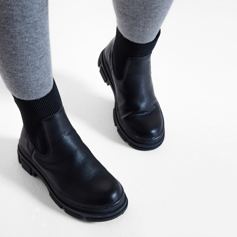 Boots semelles crantées noires fille