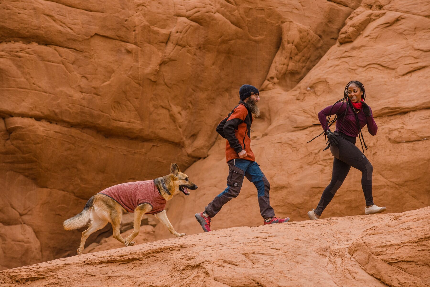 Pull en tricot hemp hound™ en fibres naturelles chaud et durable. Couleur: fired brick (rouge foncé), taille: xxs