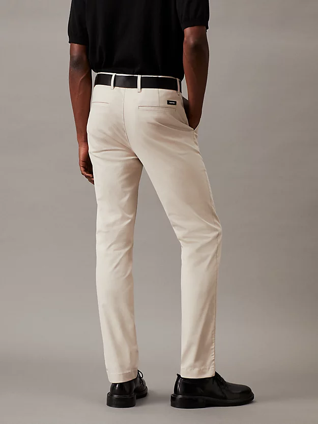 Calças chino slim com cinto.
