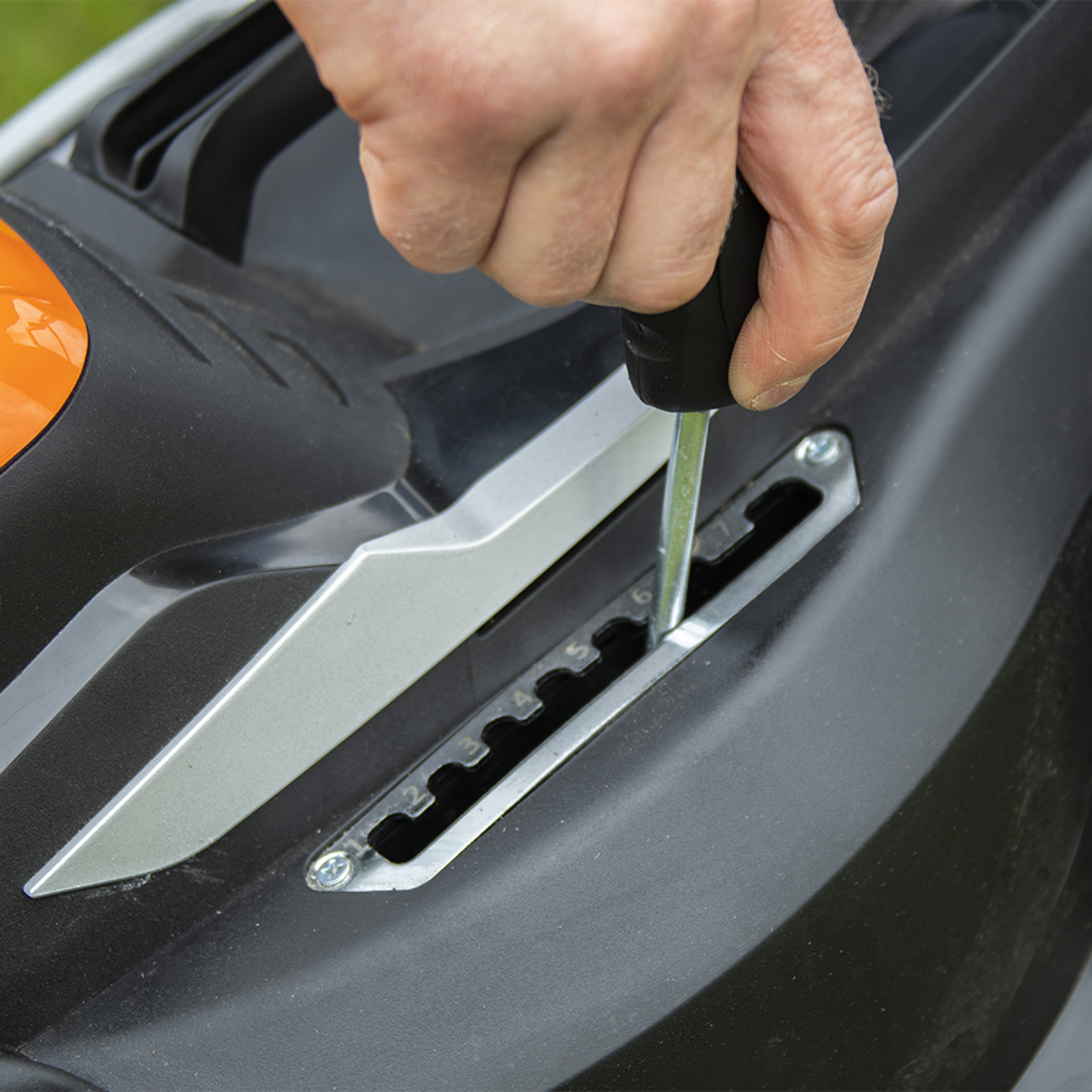 Tondeuse à gazon rotative sans fil 37cm, avec double batterie lithium-ion 2x20v et chargeur rapide - lm c37