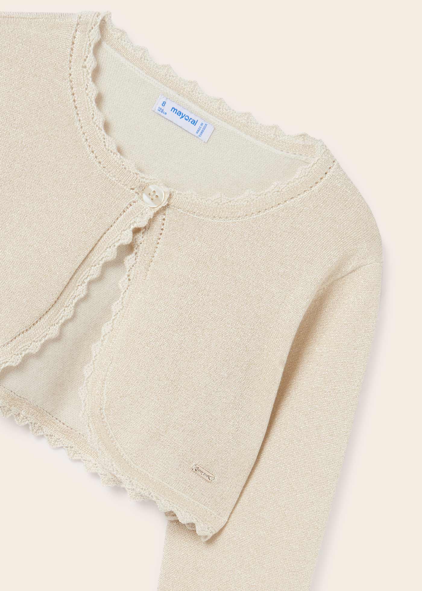 Casaquinho estilo bolero feito com algodão sustentável para meninas