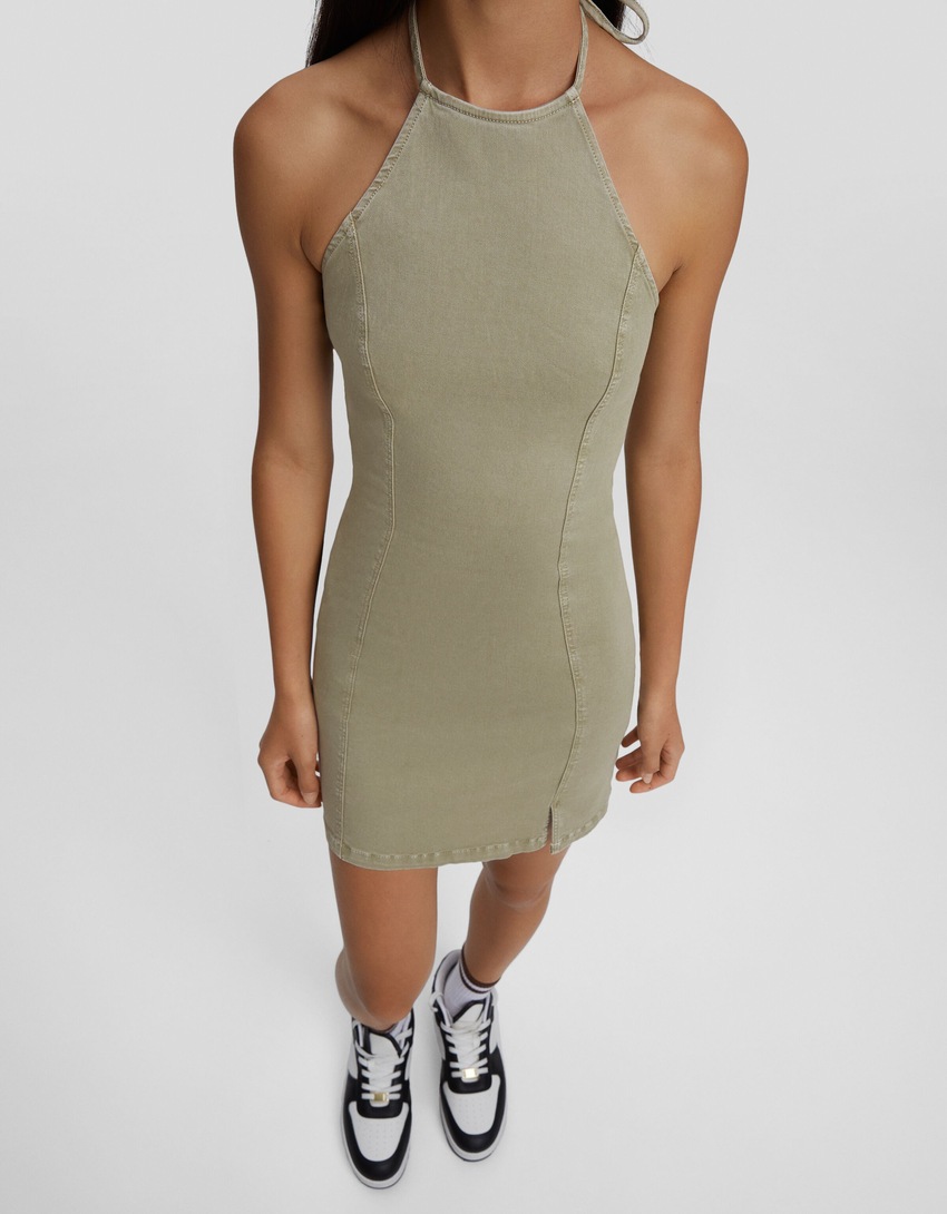 Vestido curto de sarja desbotada com decote halter