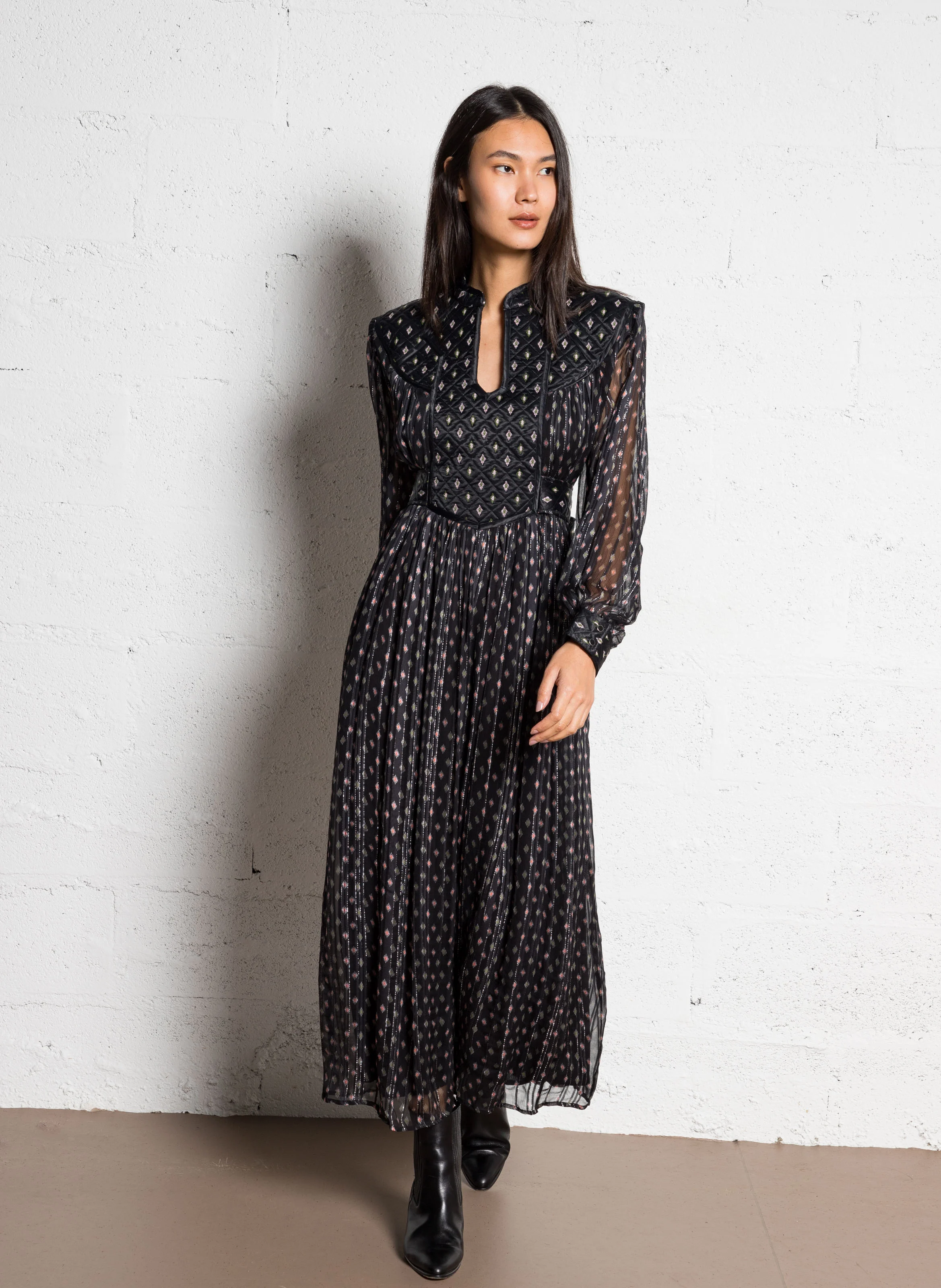 RONNI - Robe longue matelassée à motifs | Noir