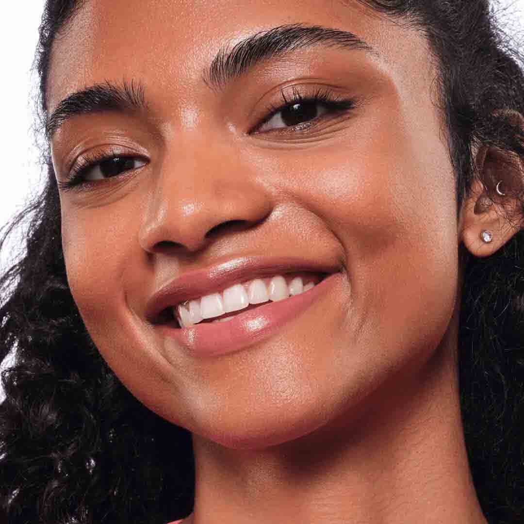 ESSENCE  Batom Luminous Shine