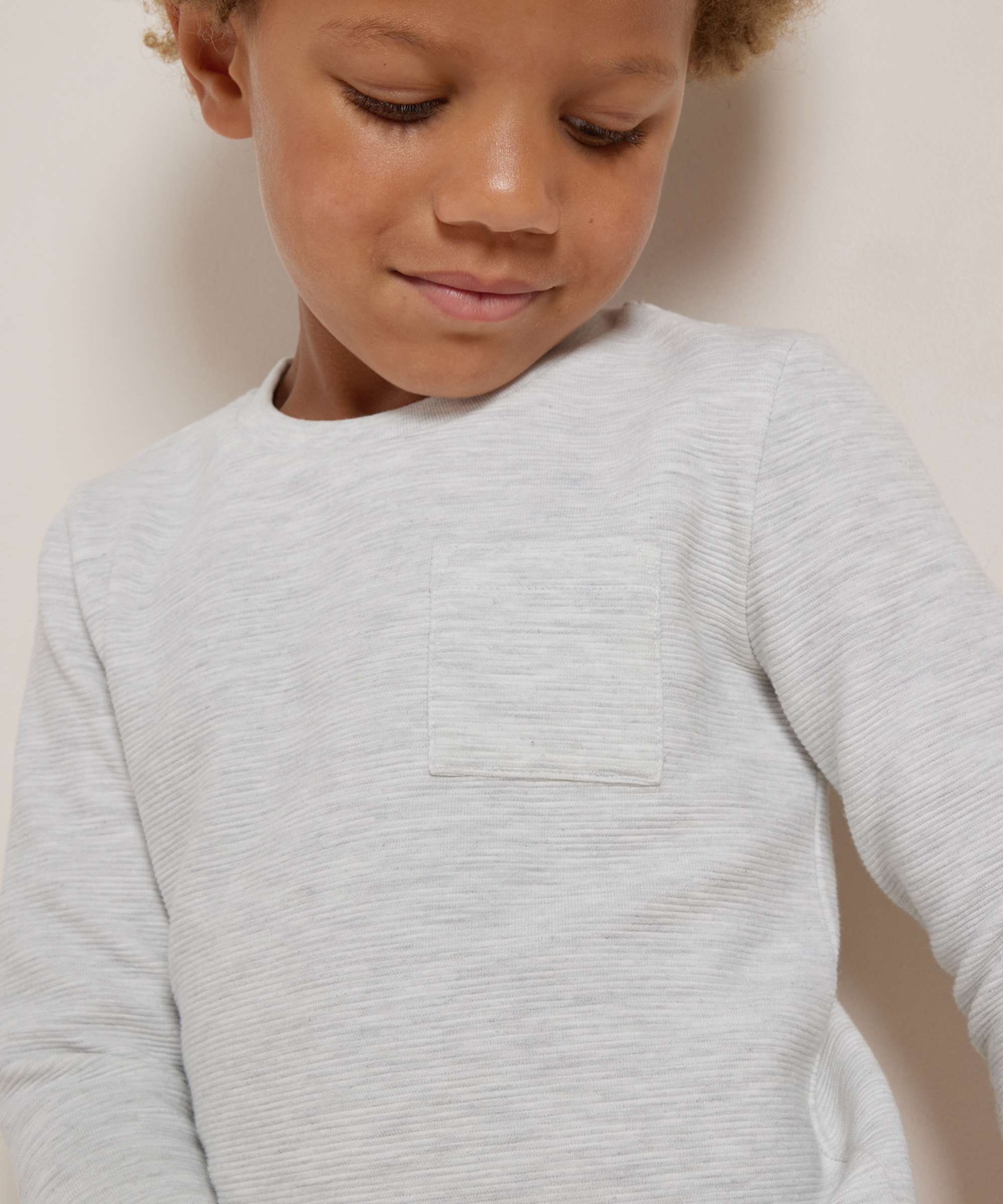 basic top met borstzakje