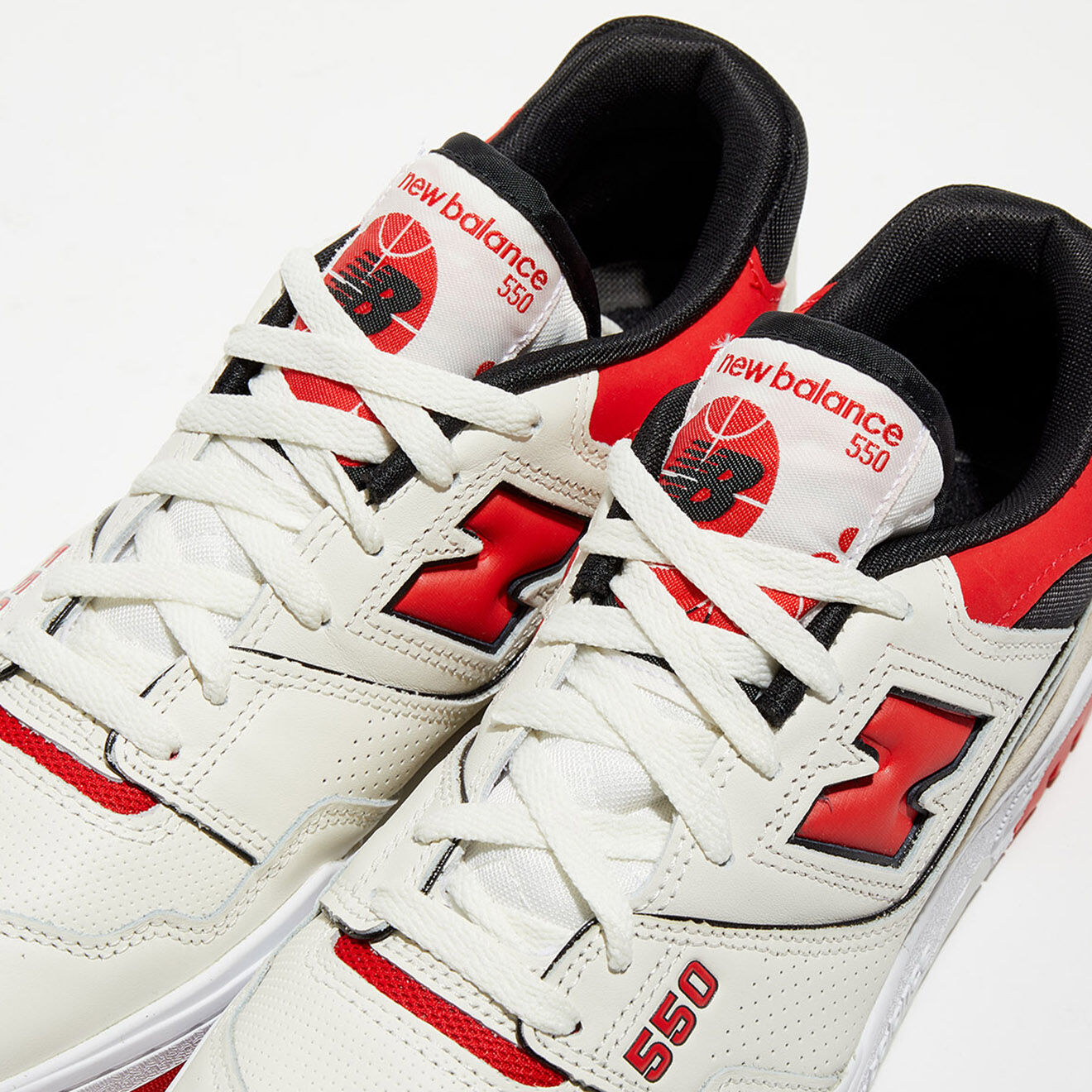 New Balance Baskets en Cuir & Textile 550 écru/rouge